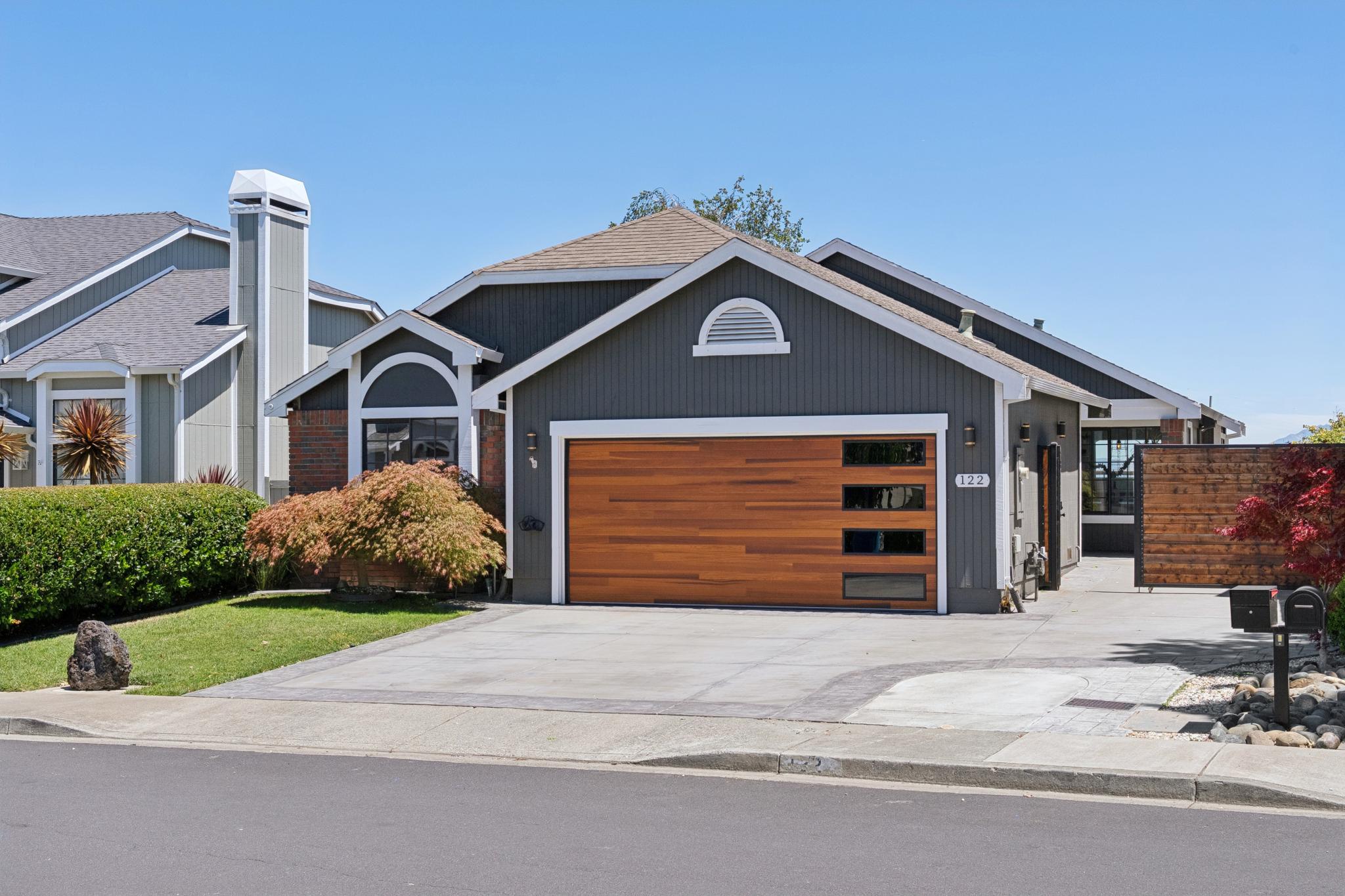  Beautifully Updated Home with Stunning Water Views - 物件實景