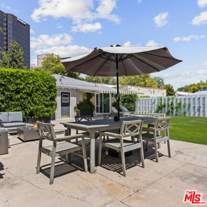 Los Angeles, California, 90048, United States, 3 Bedrooms Bedrooms, ,2 BathroomsBathrooms,Residential,For Sale,1919092