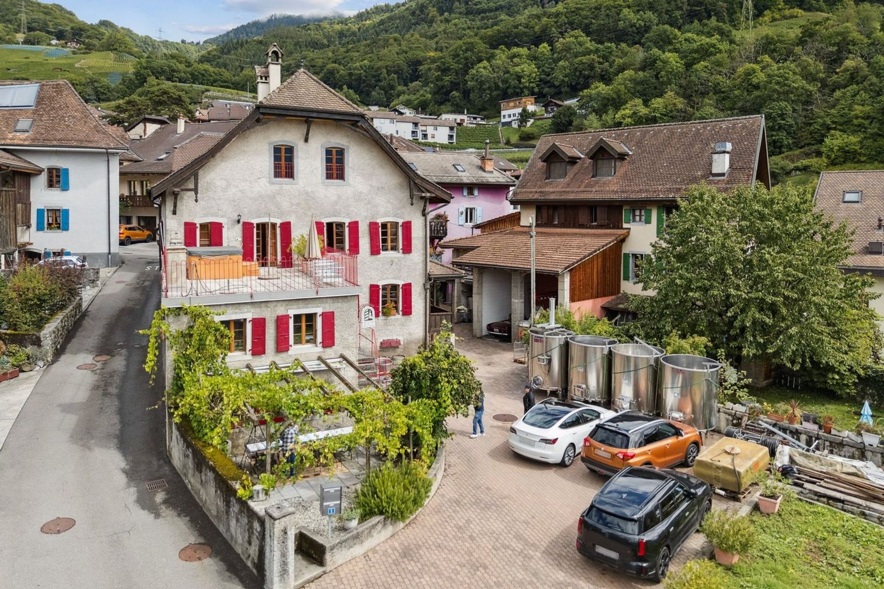  Rare in the village of Ollon authentic winegrower
