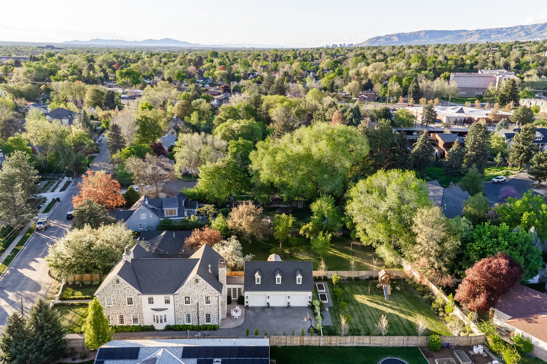 Timeless Colonial Charm Meets Refined Modern Luxury In This Storybook Retreat - 物件實景
