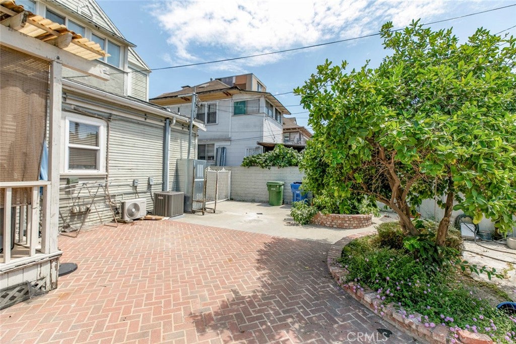 Los Angeles, California, 90006, United States, 5 Bedrooms Bedrooms, ,2 BathroomsBathrooms,Residential,For Sale,1940341