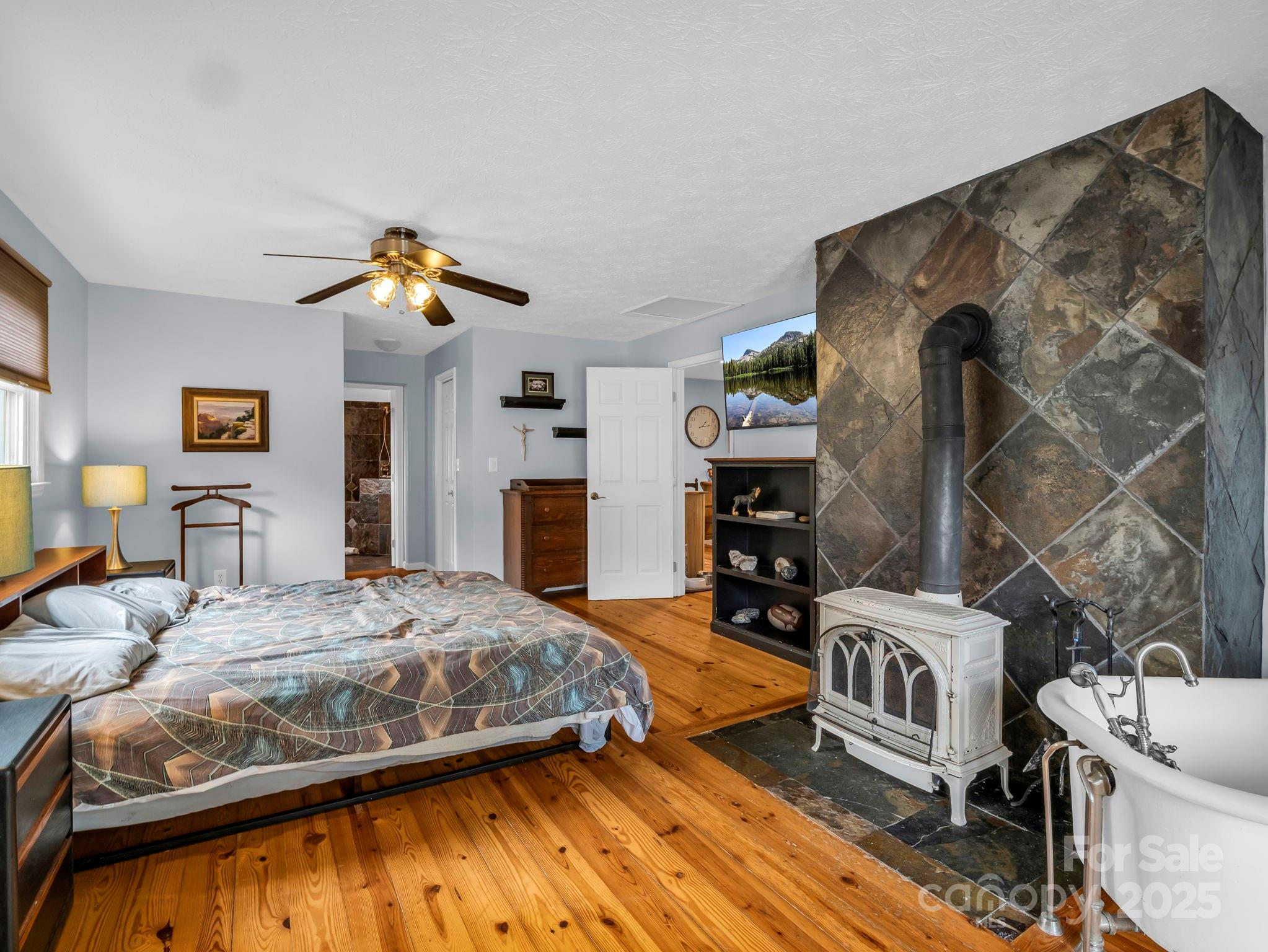 Saluda, North Carolina, 28773, United States, 4 Bedrooms Bedrooms, ,2 BathroomsBathrooms,Residential,For Sale,1978089