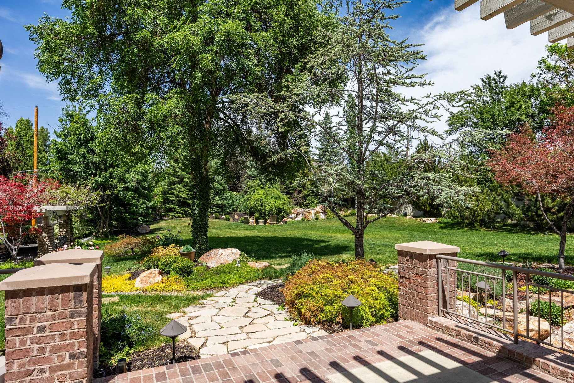  Stunning Custom Build on Millcreek Way - 物件實景