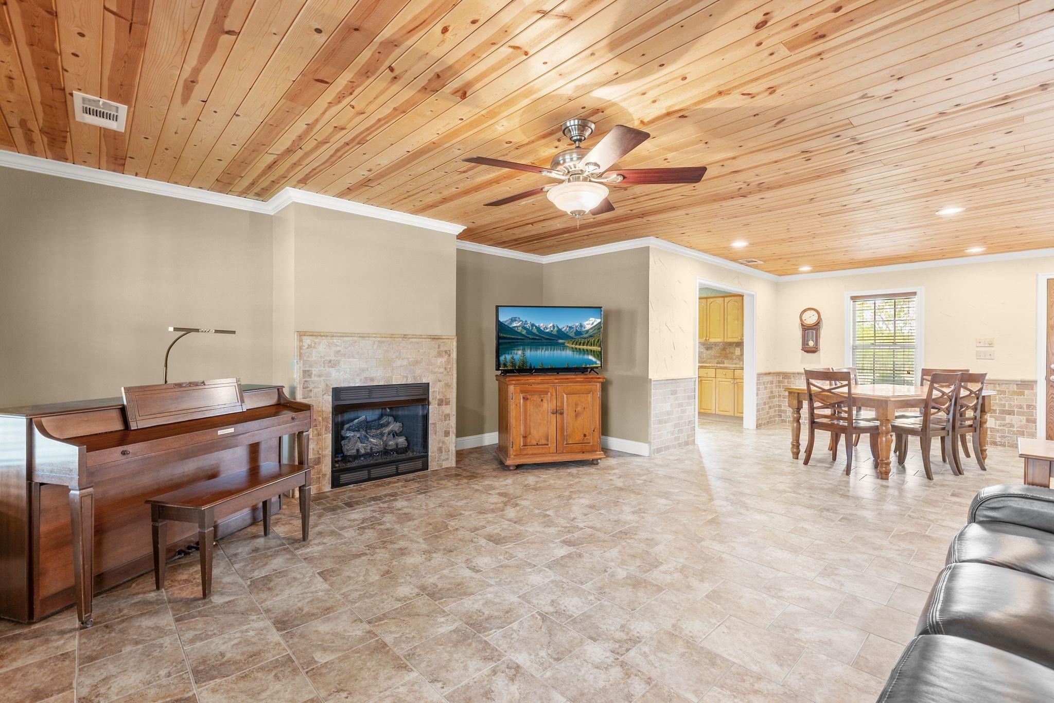 Caddo Mills, Texas, 75135, United States, 3 Bedrooms Bedrooms, ,2 BathroomsBathrooms,Residential,For Sale,1975401