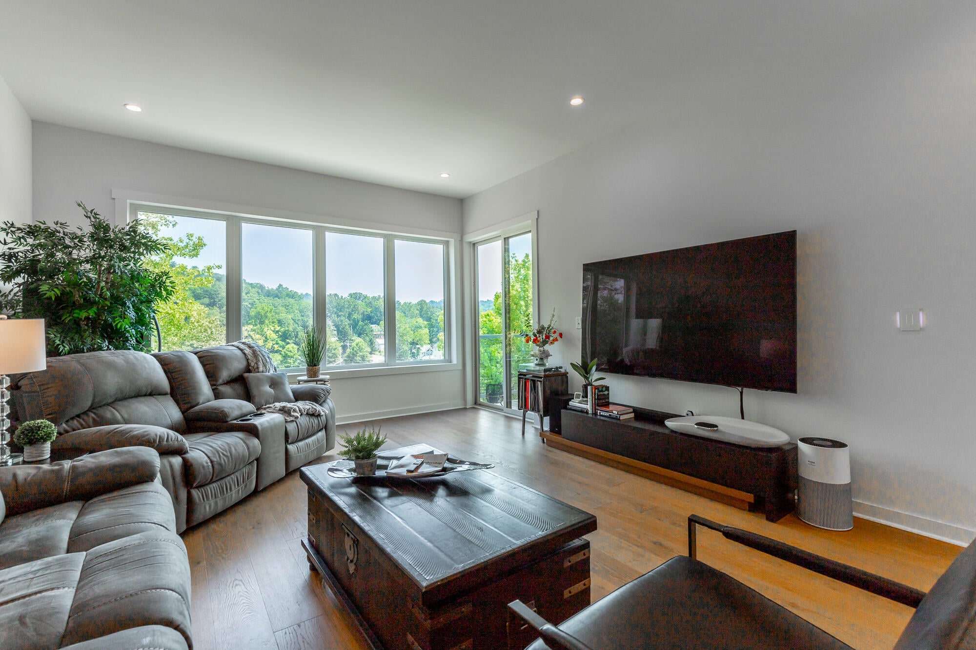Chattanooga, Tennessee, 37405, United States, 2 Bedrooms Bedrooms, ,2 BathroomsBathrooms,Residential,For Sale,1875132