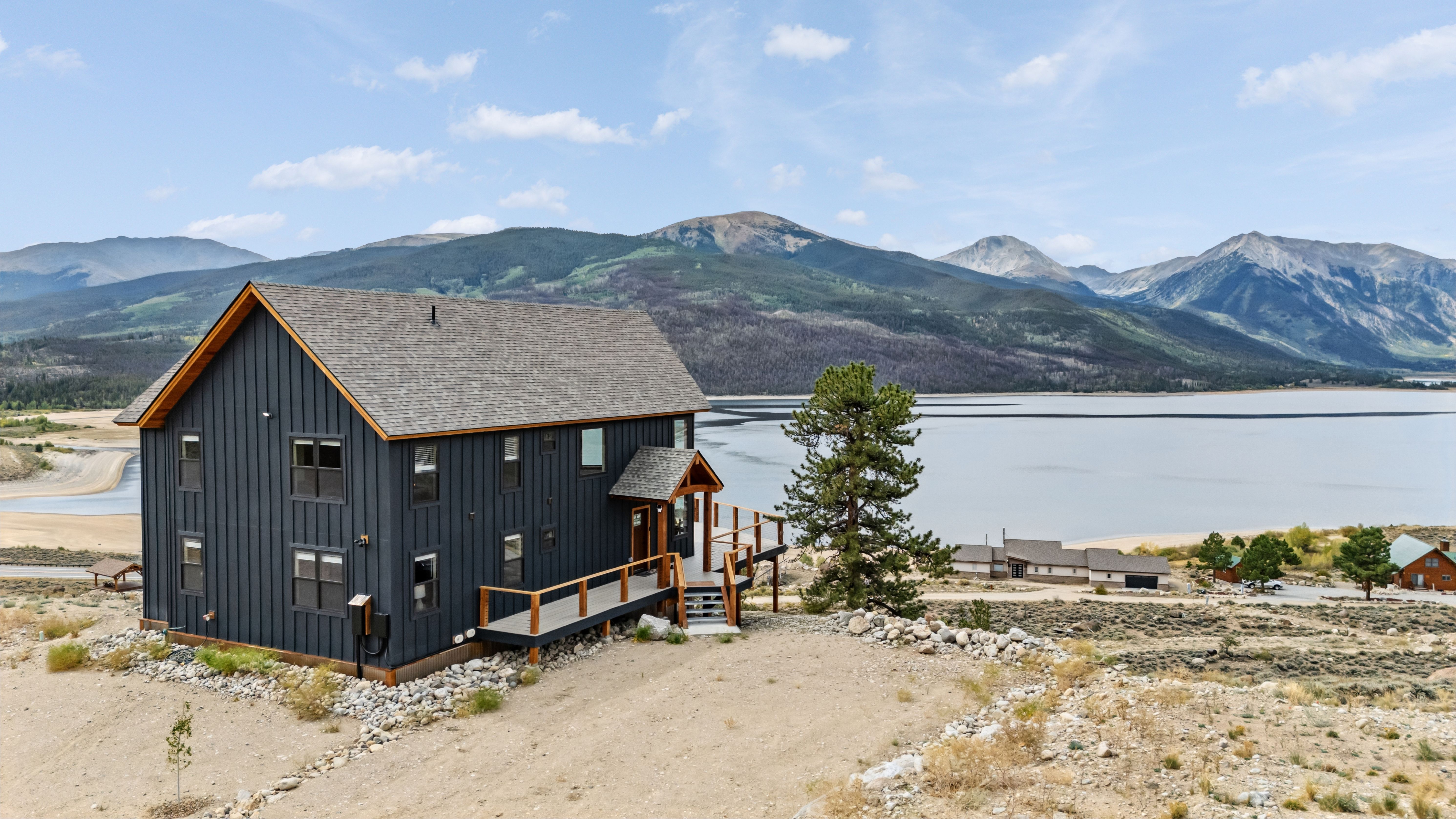  New Construction with Show-Stopping Twin Lakes Views - 物件實景