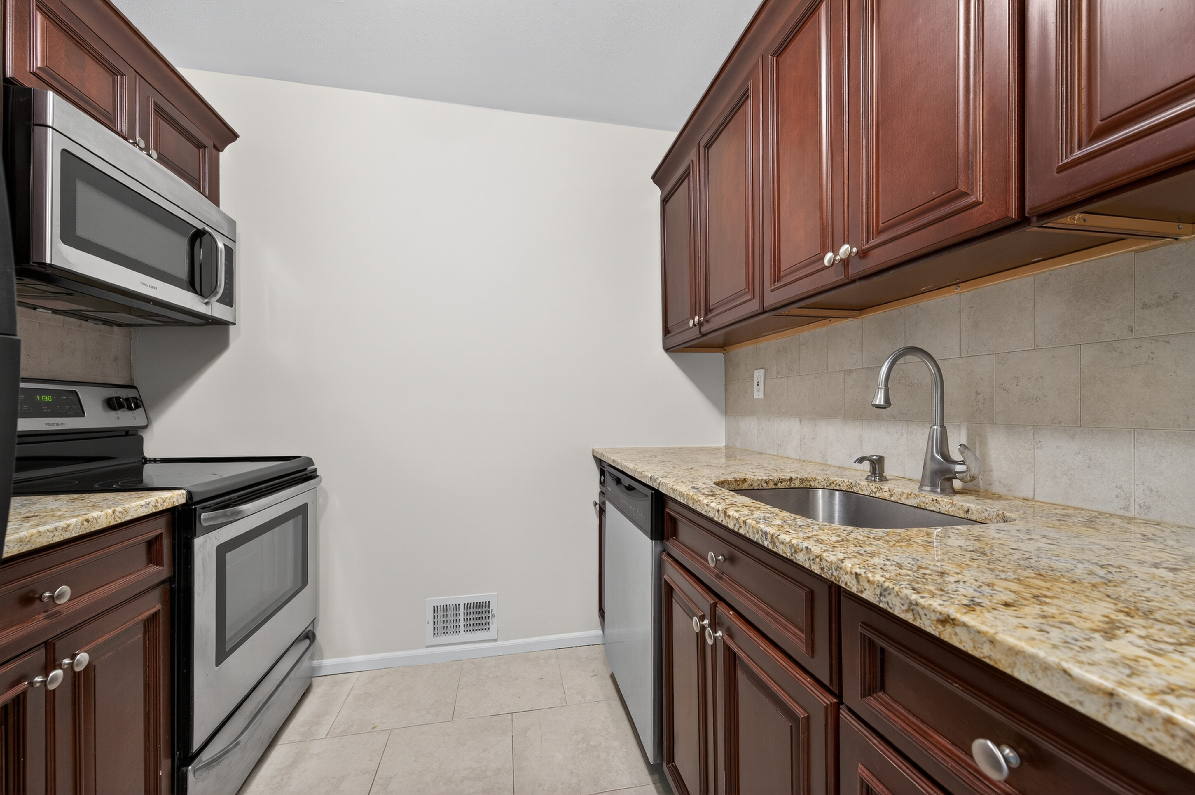  54 School Street, Westbury, NY, 11590 - 物件實景