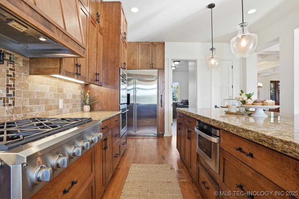 Jenks, Oklahoma, 74037, United States, 5 Bedrooms Bedrooms, ,6 BathroomsBathrooms,Residential,For Sale,1989076