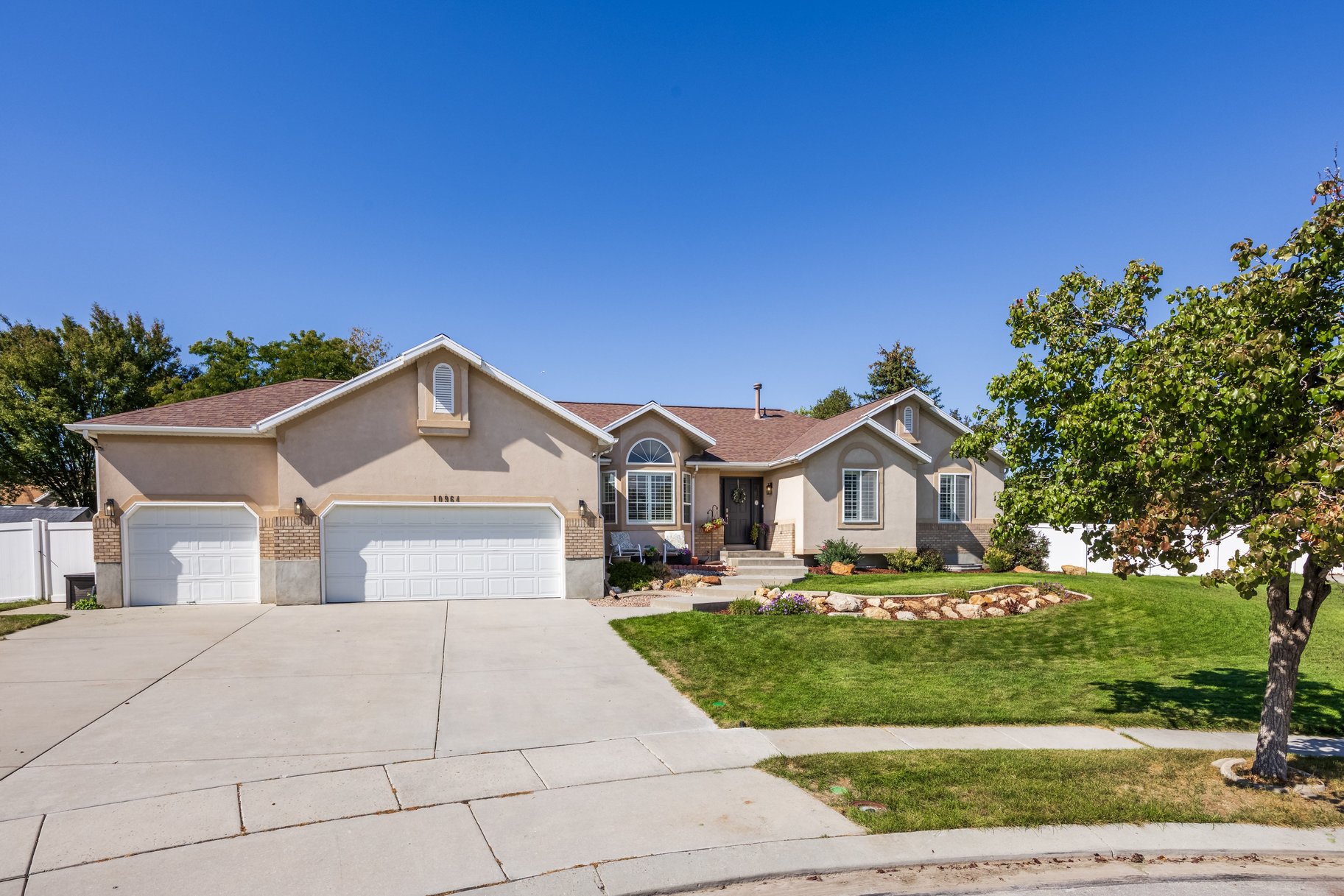  Multigenerational Living in South Jordan: 5 Beds, 2 Kitchens, 0.33-Acre Lot - 物件實景