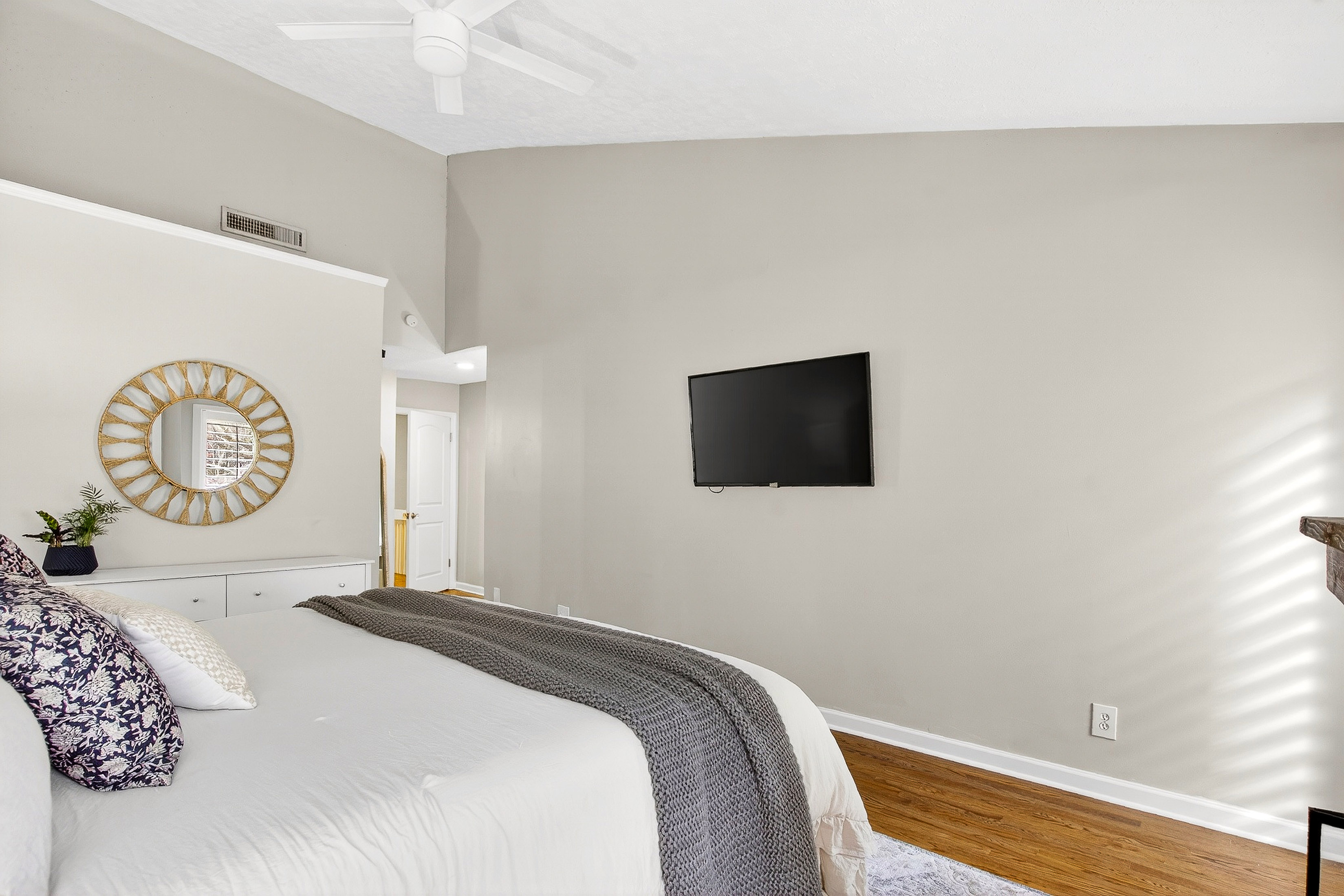 Spacious and Updated Townhome Offers Comfort, Charm and Convenience - 物件實景