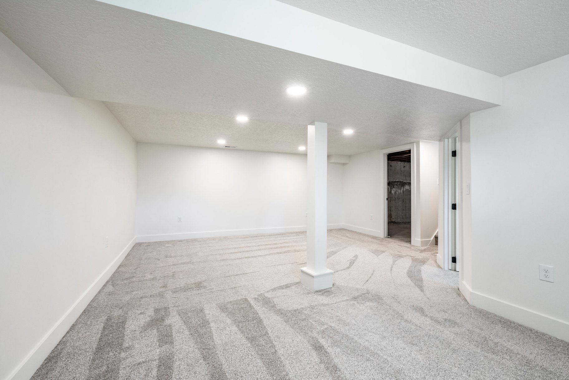  Fully Renovated Rambler With Large Primary En-Suite - 物件實景