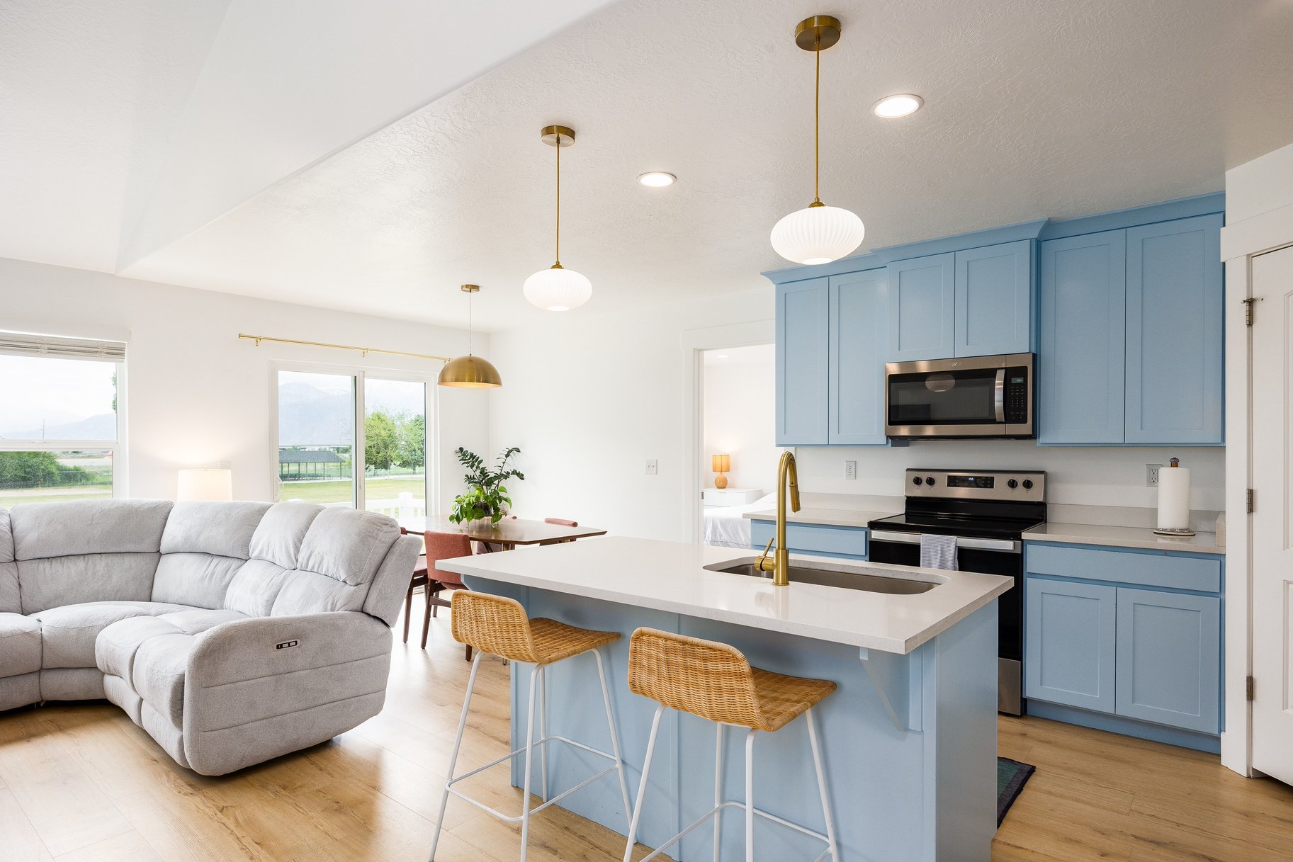  Meticulously Maintained End-Unit Townhome - 物件實景