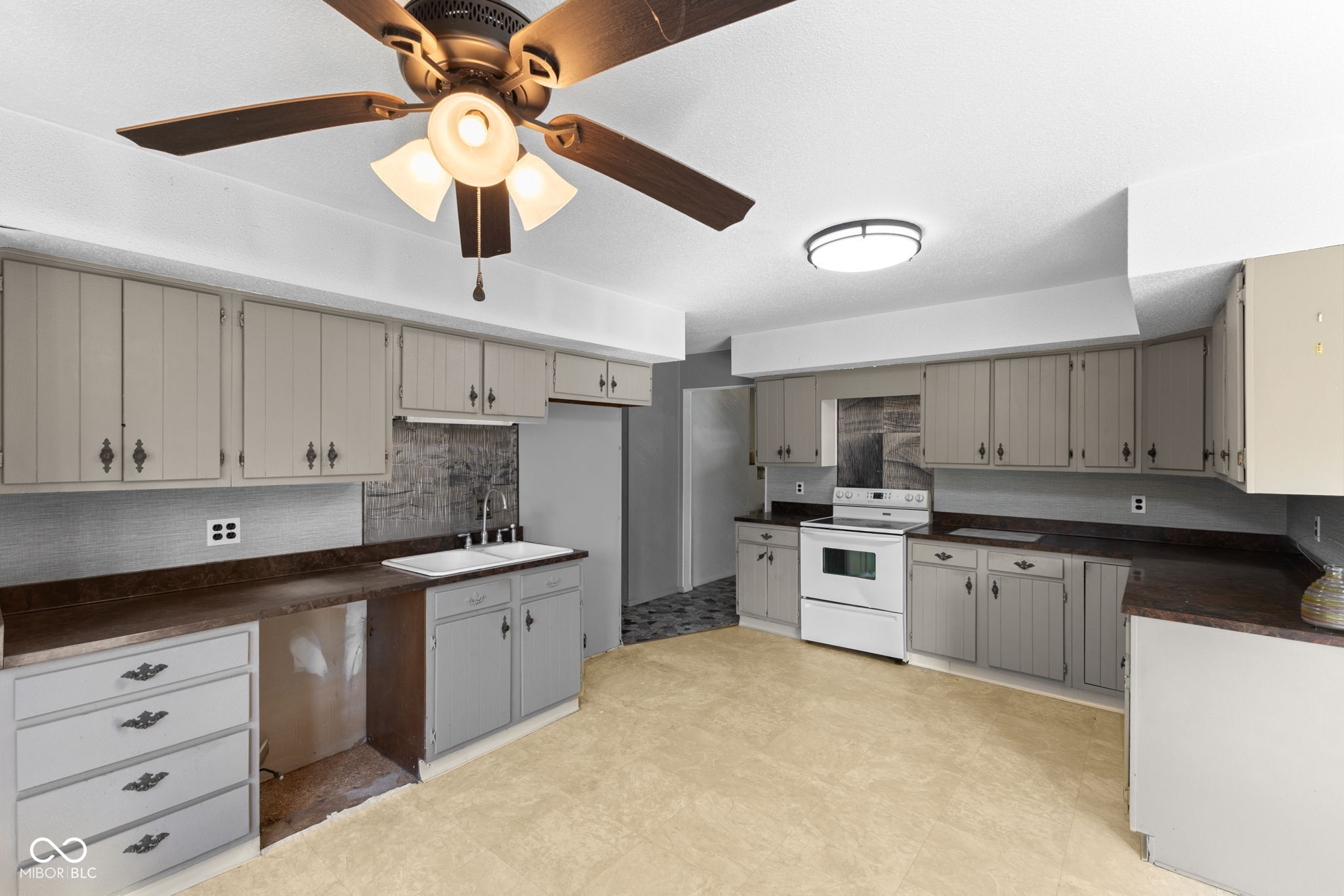 Shelburn, Indiana, 47879, United States, 4 Bedrooms Bedrooms, ,4 BathroomsBathrooms,Residential,For Sale,1925396