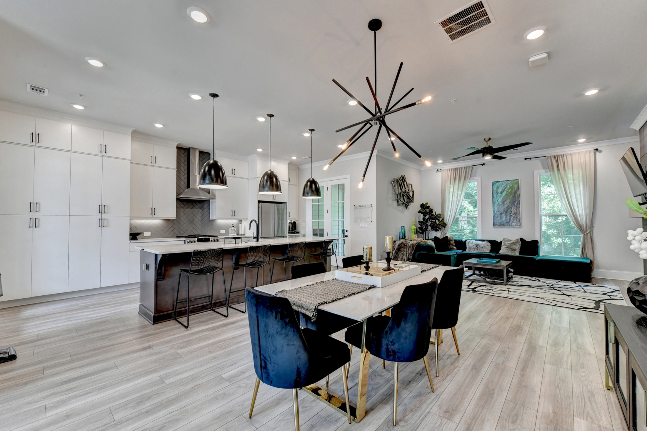  Welcome Home to this Magnificent Three-Story Townhome - 物件實景