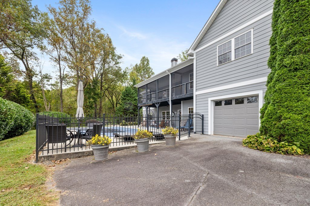 Hayesville, North Carolina, 28904, United States, 3 Bedrooms Bedrooms, ,4 BathroomsBathrooms,Residential,For Sale,1974136