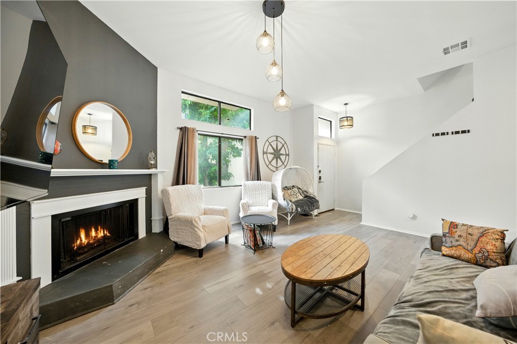 Van Nuys, California, 91405, United States, 3 Bedrooms Bedrooms, ,2 BathroomsBathrooms,Residential,For Sale,1927818