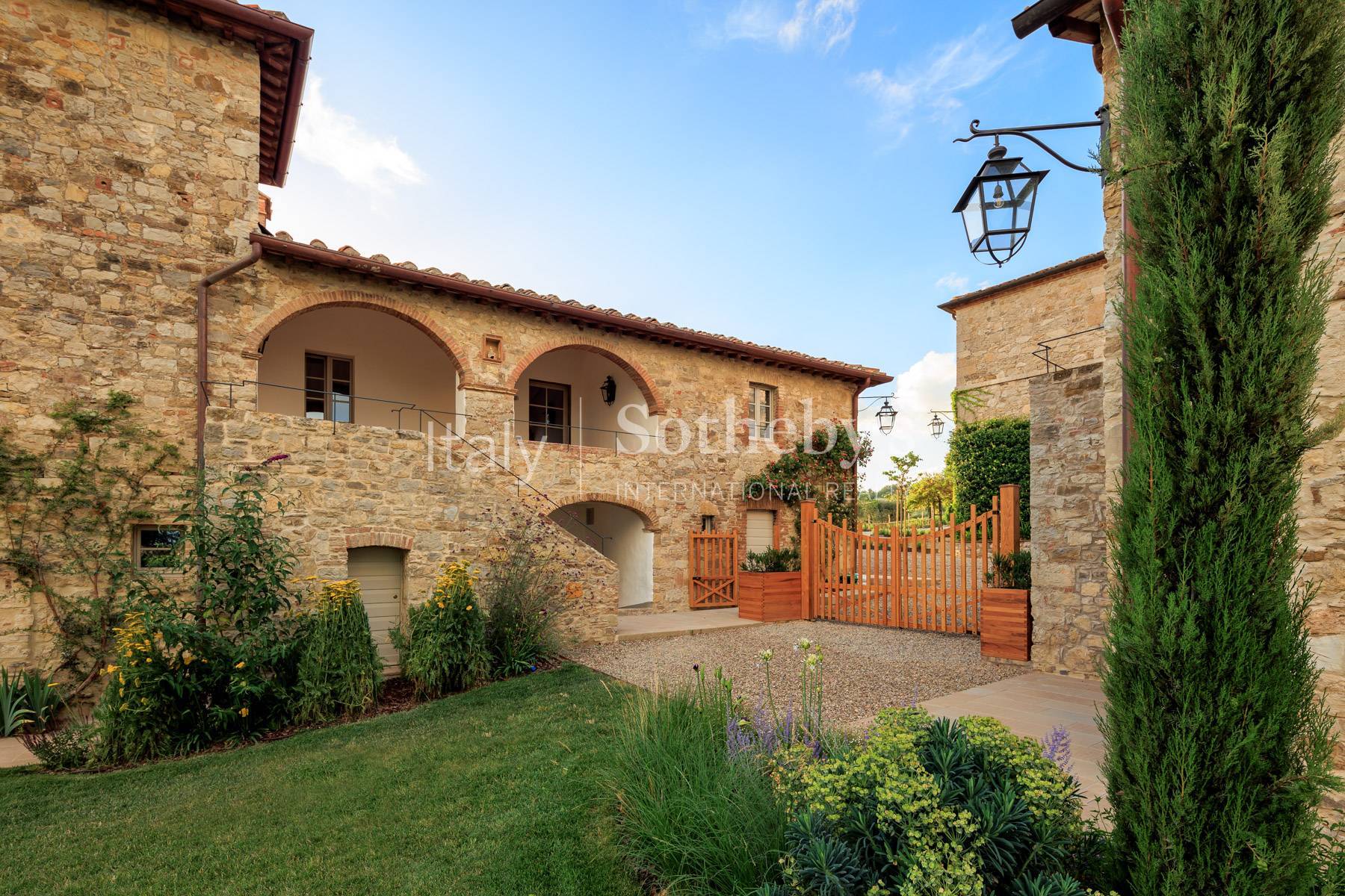  A prestigious wine estate with villa, pool and church - 物件實景