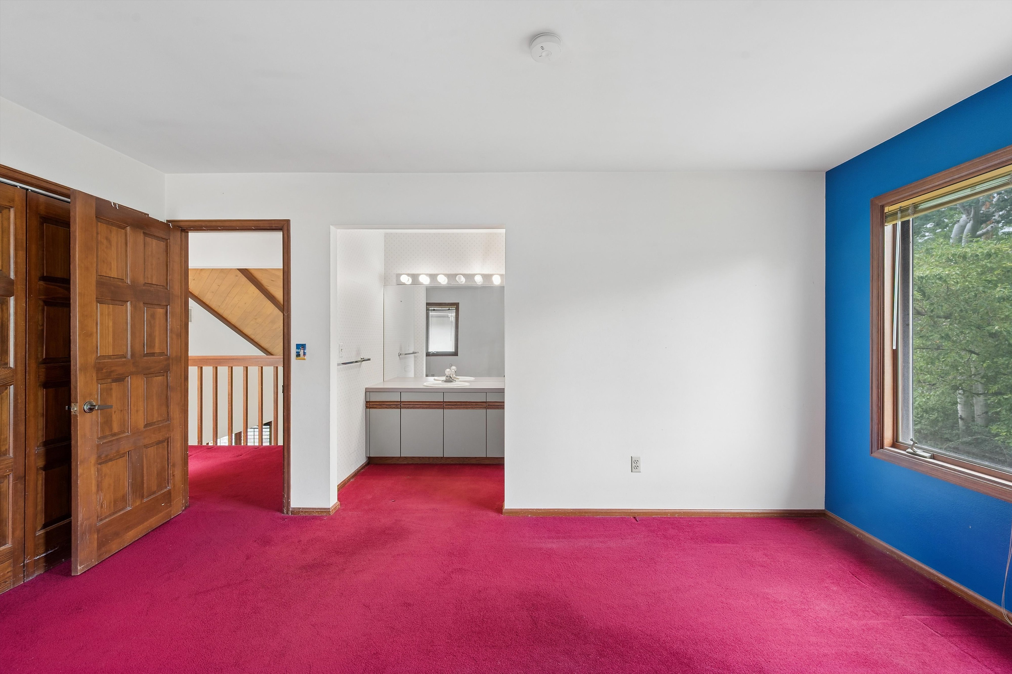  Architecturally distinctive home exudes a warm chalet and alpine feeling - 物件實景