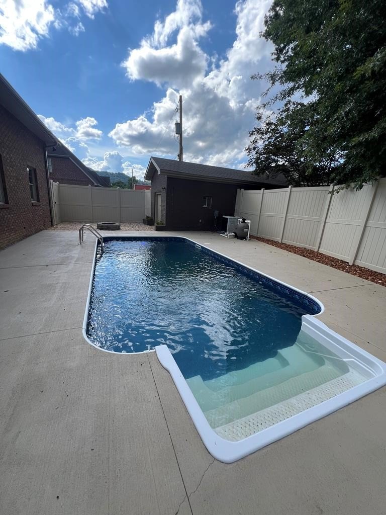 Pikeville, Kentucky, 41501, United States, 4 Bedrooms Bedrooms, ,5 BathroomsBathrooms,Residential,For Sale,1916464