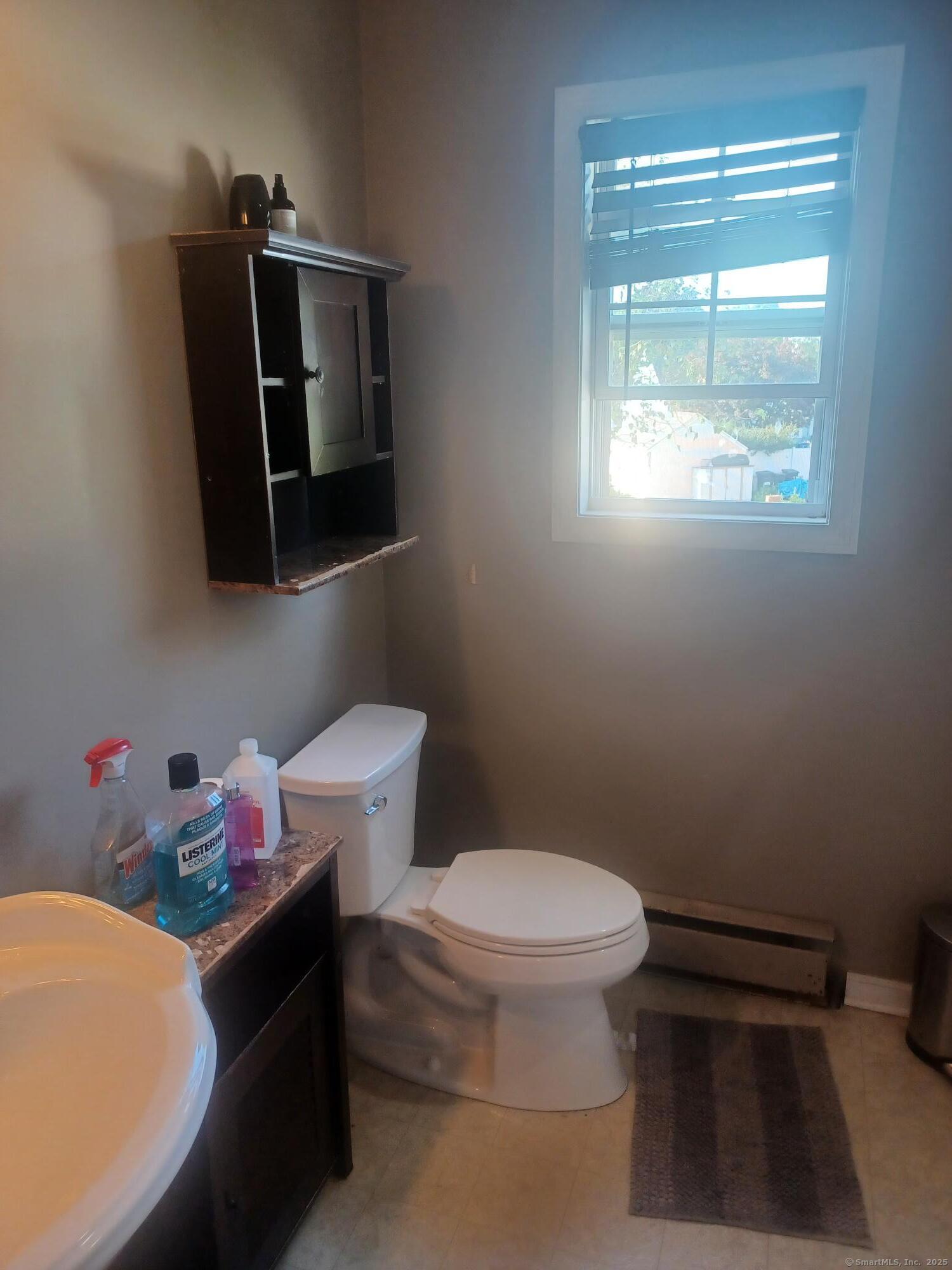Stratford, Connecticut, 06614, United States, 3 Bedrooms Bedrooms, ,2 BathroomsBathrooms,Residential,For Sale,1926191