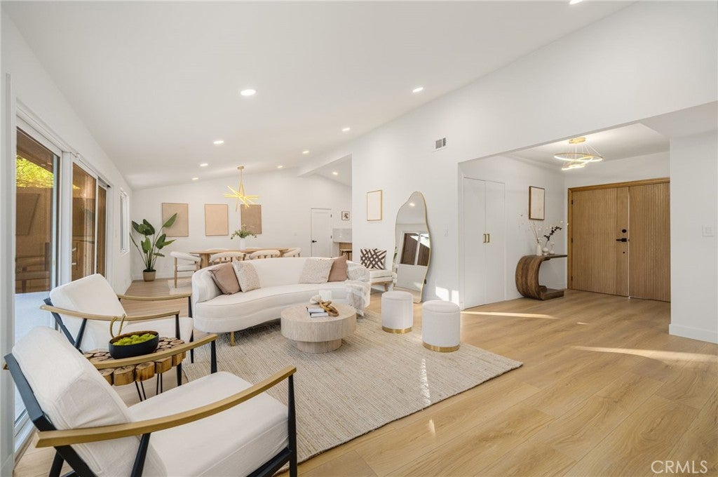 Woodland Hills, California, 91367, United States, 3 Bedrooms Bedrooms, ,2 BathroomsBathrooms,Residential,For Sale,1991959