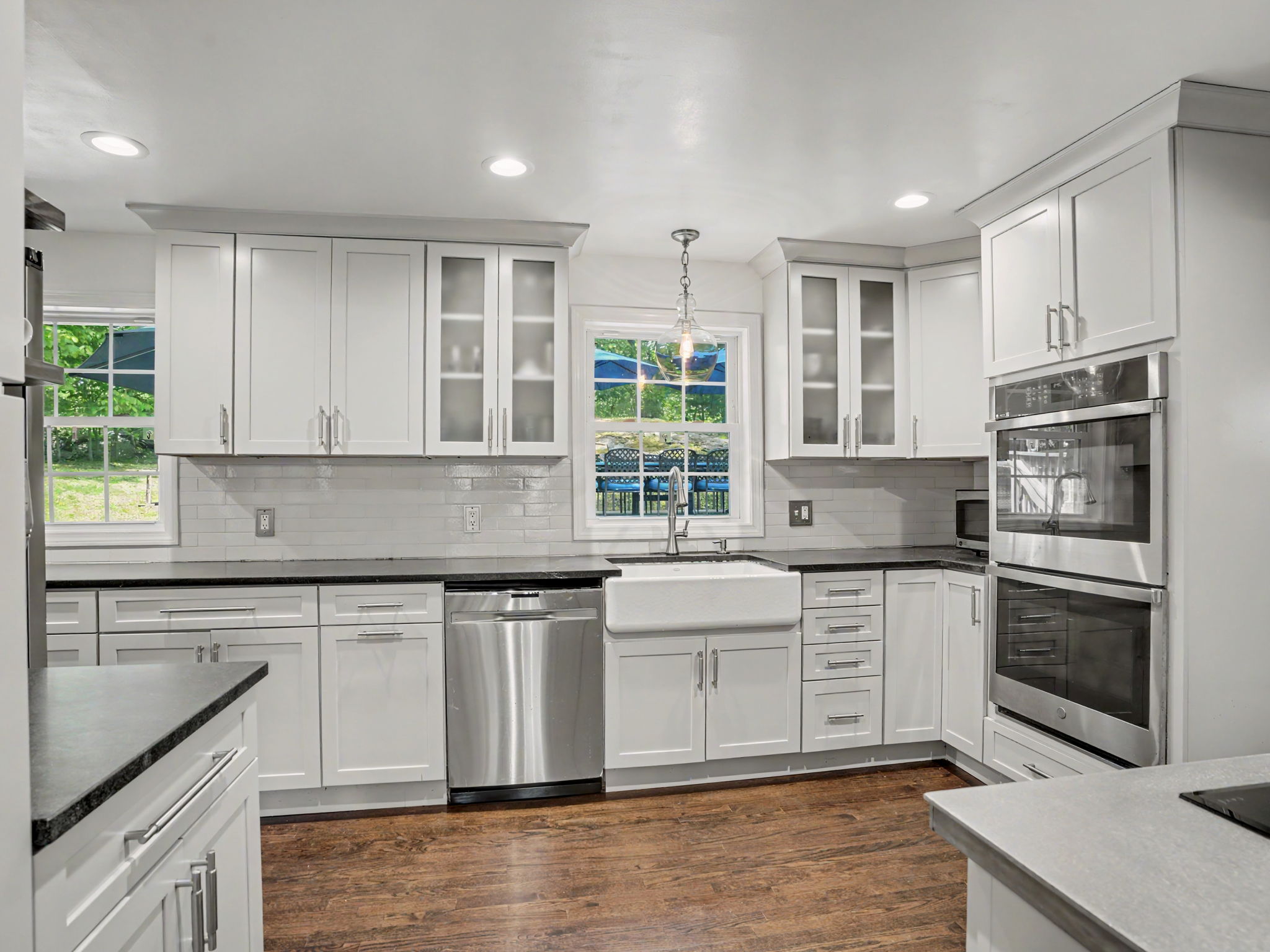  Hilltop Lake Hills Oasis with Renovated Chef