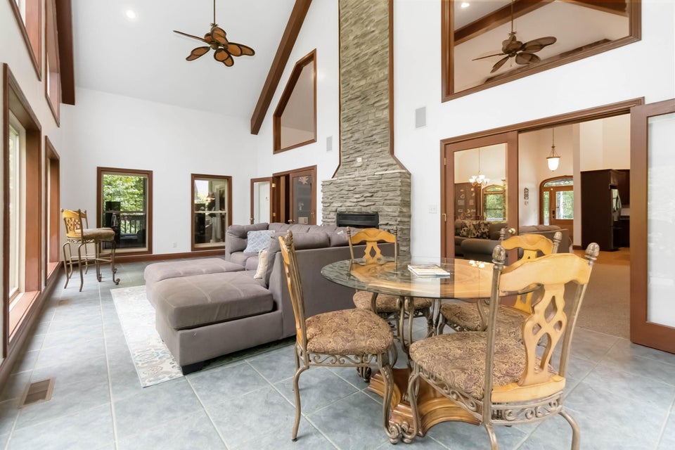 Burnside, Kentucky, 42519, United States, 5 Bedrooms Bedrooms, ,4 BathroomsBathrooms,Residential,For Sale,1978974