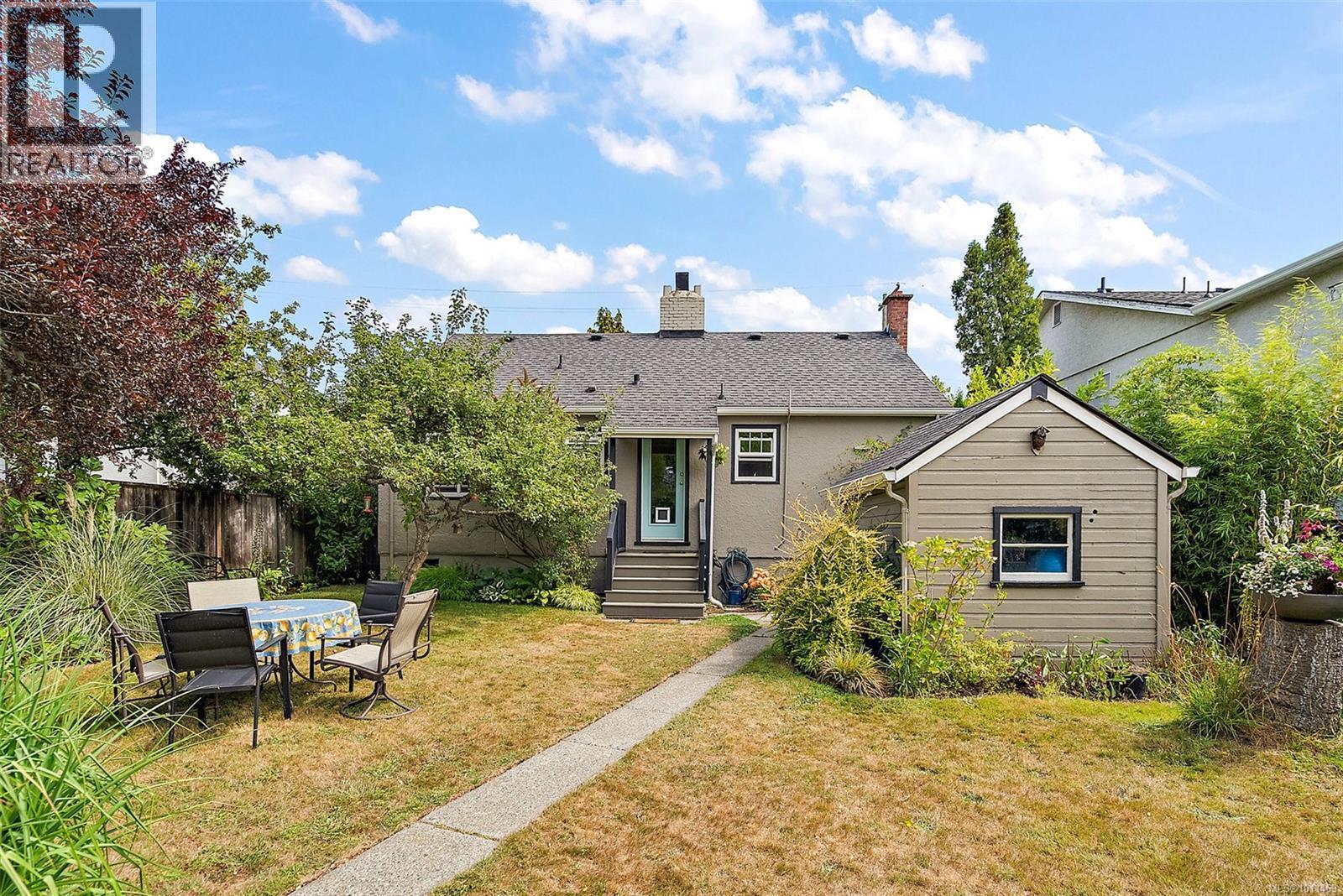 OAK BAY, British Columbia, V8R 5L1, CA, 3 Bedrooms Bedrooms, ,1 BathroomBathrooms,Residential,For Sale,1949750