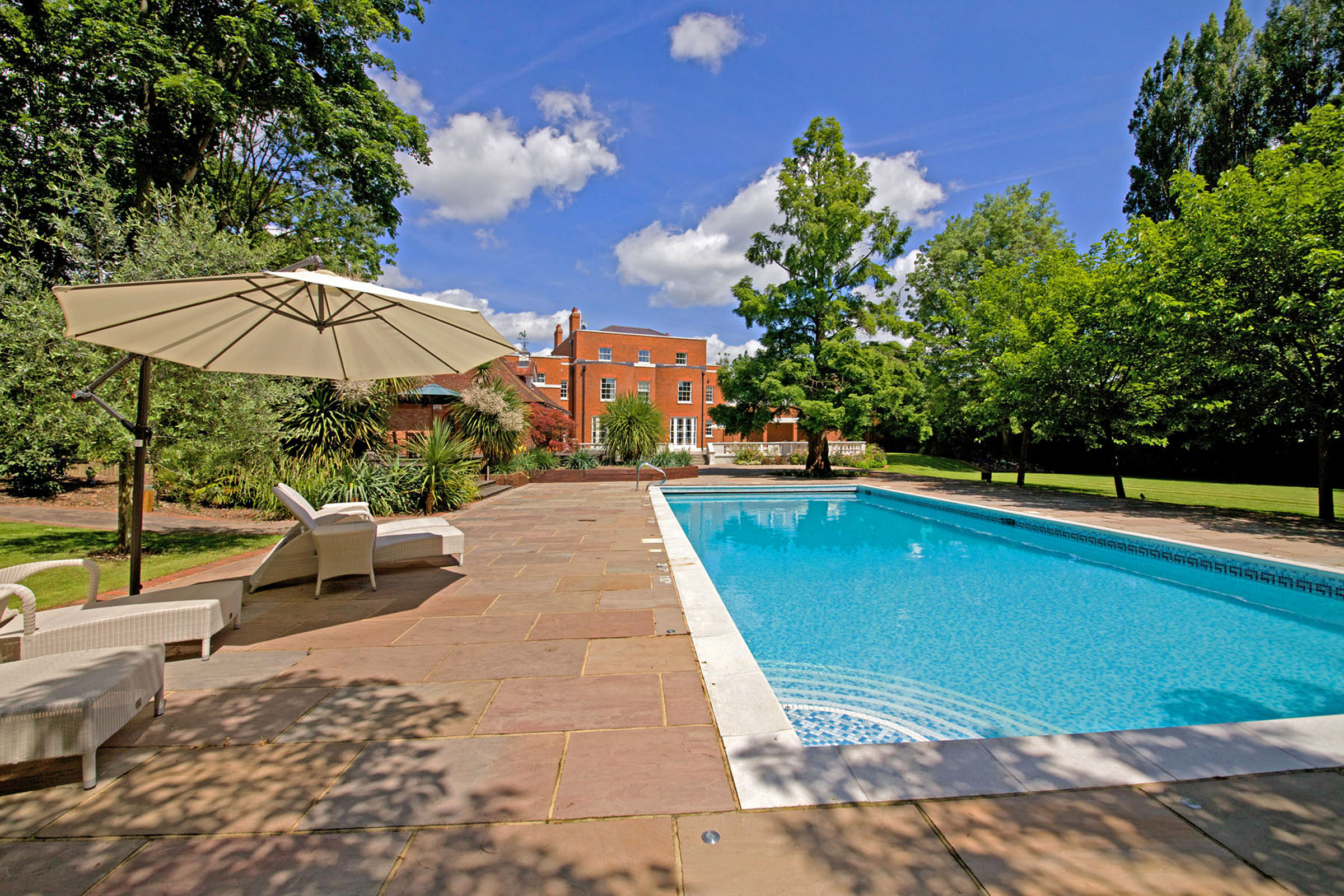  Grand Eight-Bedroom Estate with Pool and Guesthouse on Hadley Common - 物件實景