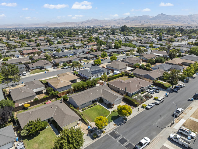 Hollister, California, 95023, United States, 3 Bedrooms Bedrooms, ,2 BathroomsBathrooms,Residential,For Sale,1942638