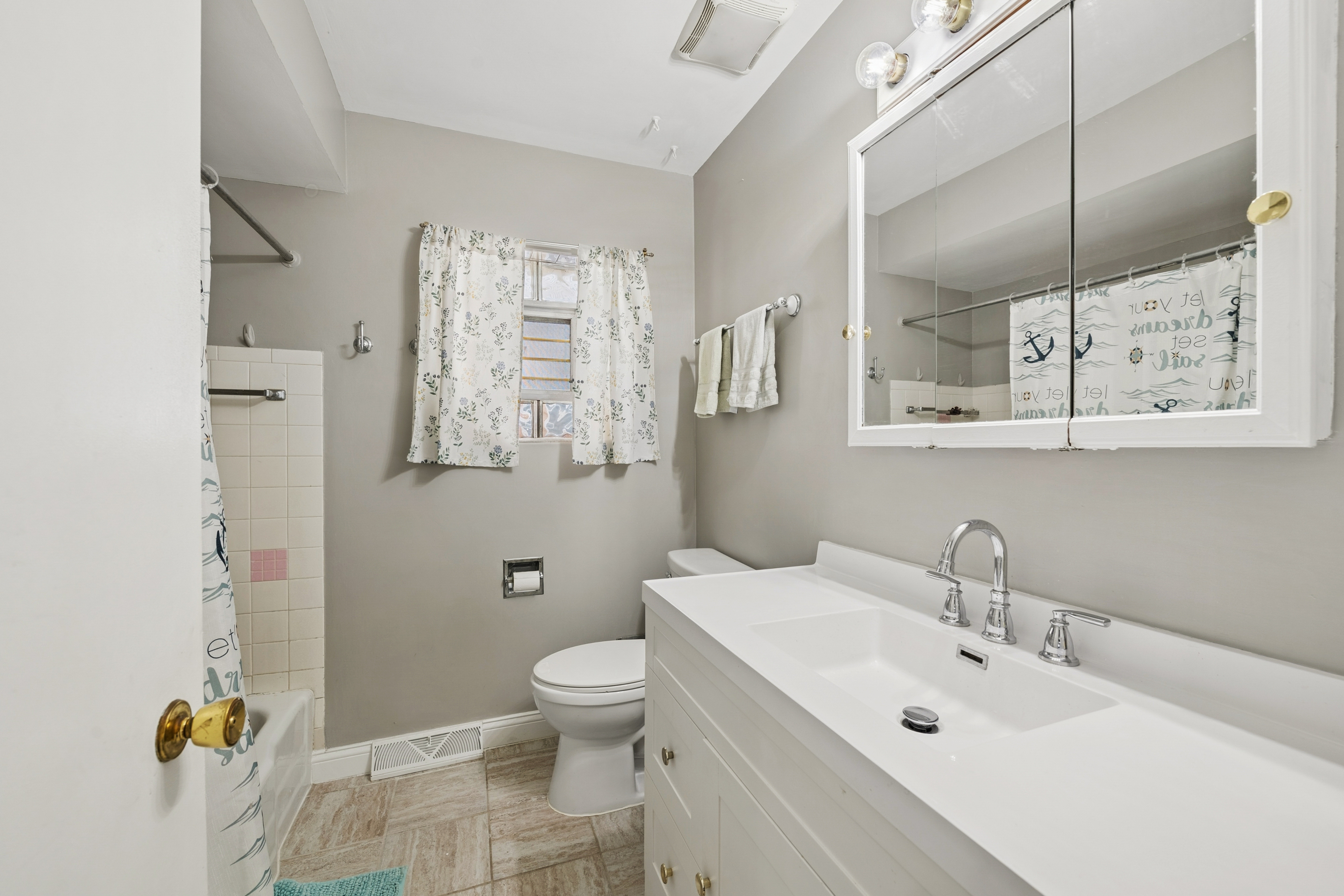  Charming and Well-Maintained Brick Bungalow in Fantastic Schiller Park Location - 物件實景