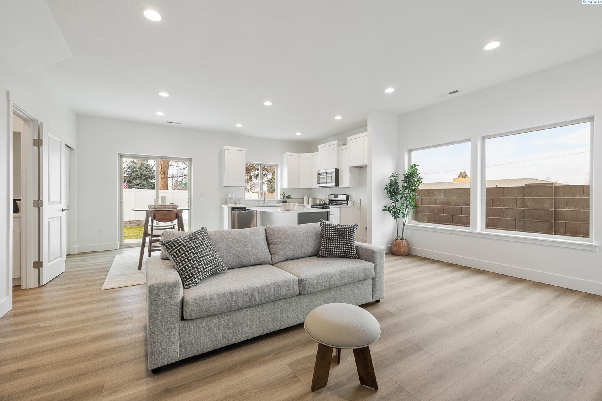 Kennewick, Washington, 99337, United States, 7 Bedrooms Bedrooms, ,Residential,For Sale,1949661