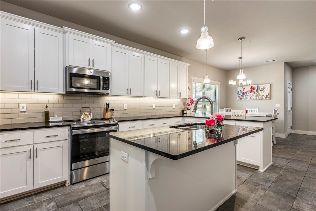 Fayetteville, Arkansas, 72704, United States, 3 Bedrooms Bedrooms, ,3 BathroomsBathrooms,Residential,For Sale,1901346