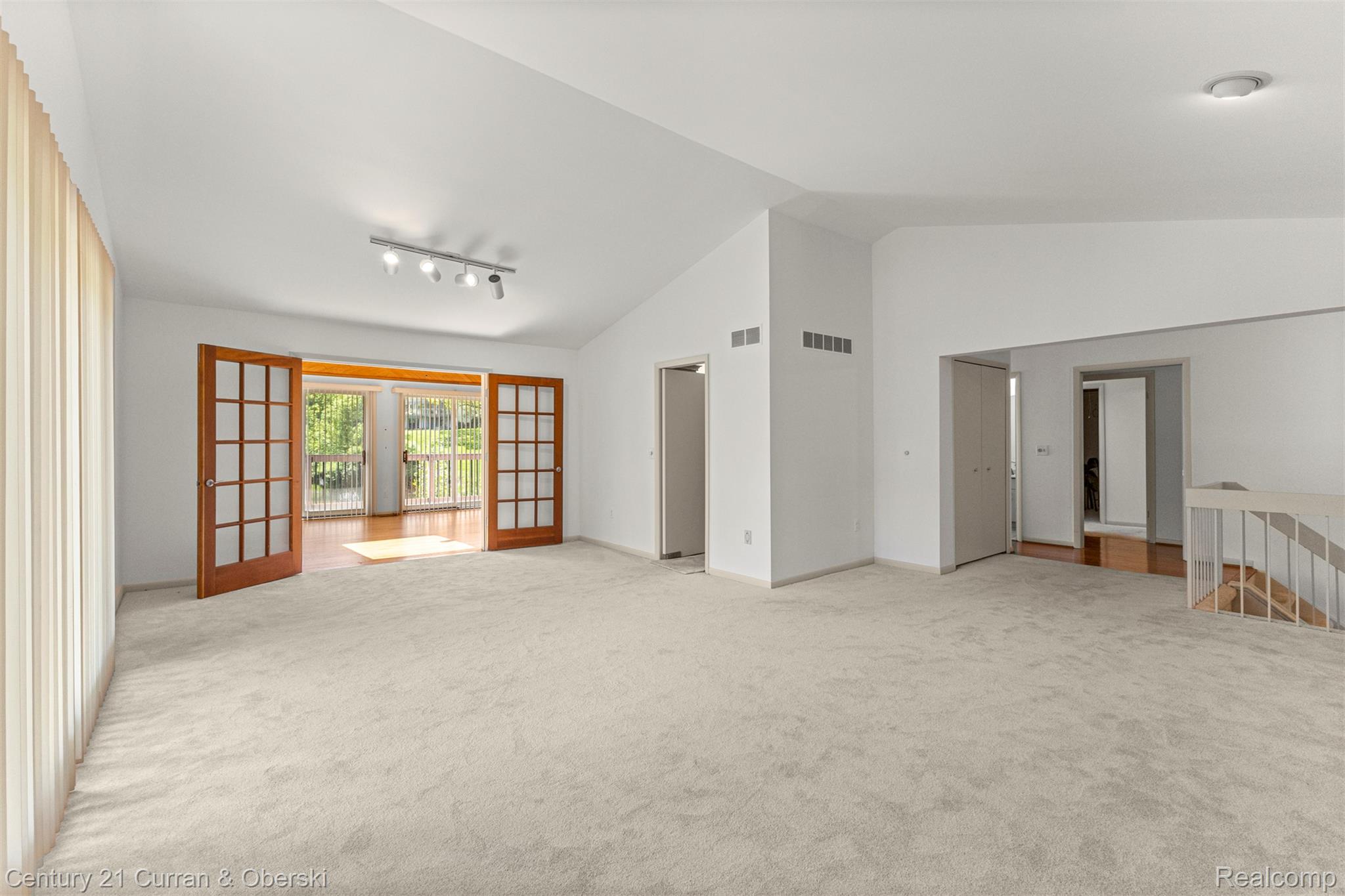 West Bloomfield Charter Township, Michigan, 48323, United States, 4 Bedrooms Bedrooms, ,4 BathroomsBathrooms,Residential,For Sale,1942642