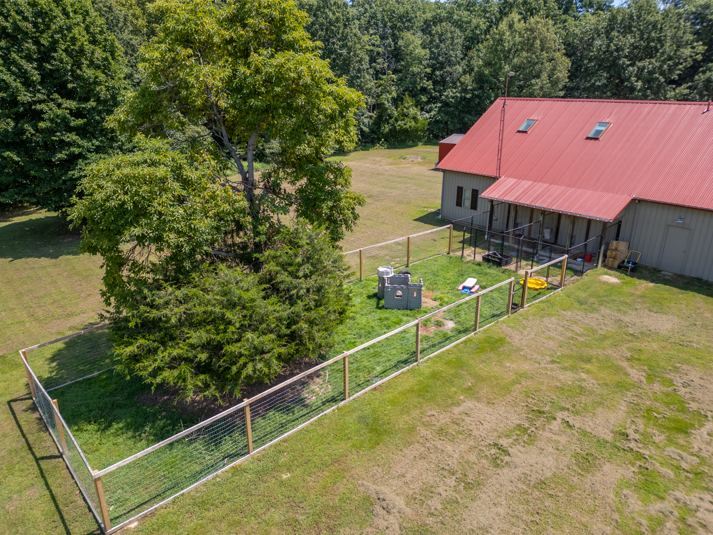 W Frankfort, Illinois, 62896, United States, 5 Bedrooms Bedrooms, ,4 BathroomsBathrooms,Residential,For Sale,1929151