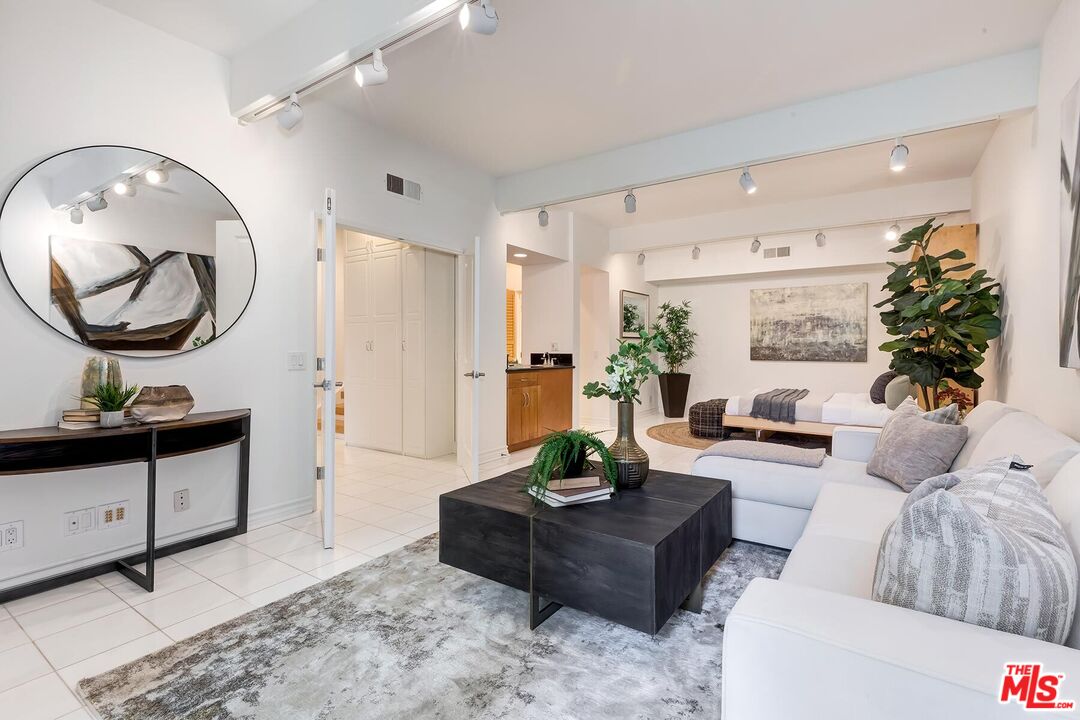 Pacific Palisades, California, 90272, United States, 3 Bedrooms Bedrooms, ,4 BathroomsBathrooms,Residential,For Sale,1993349