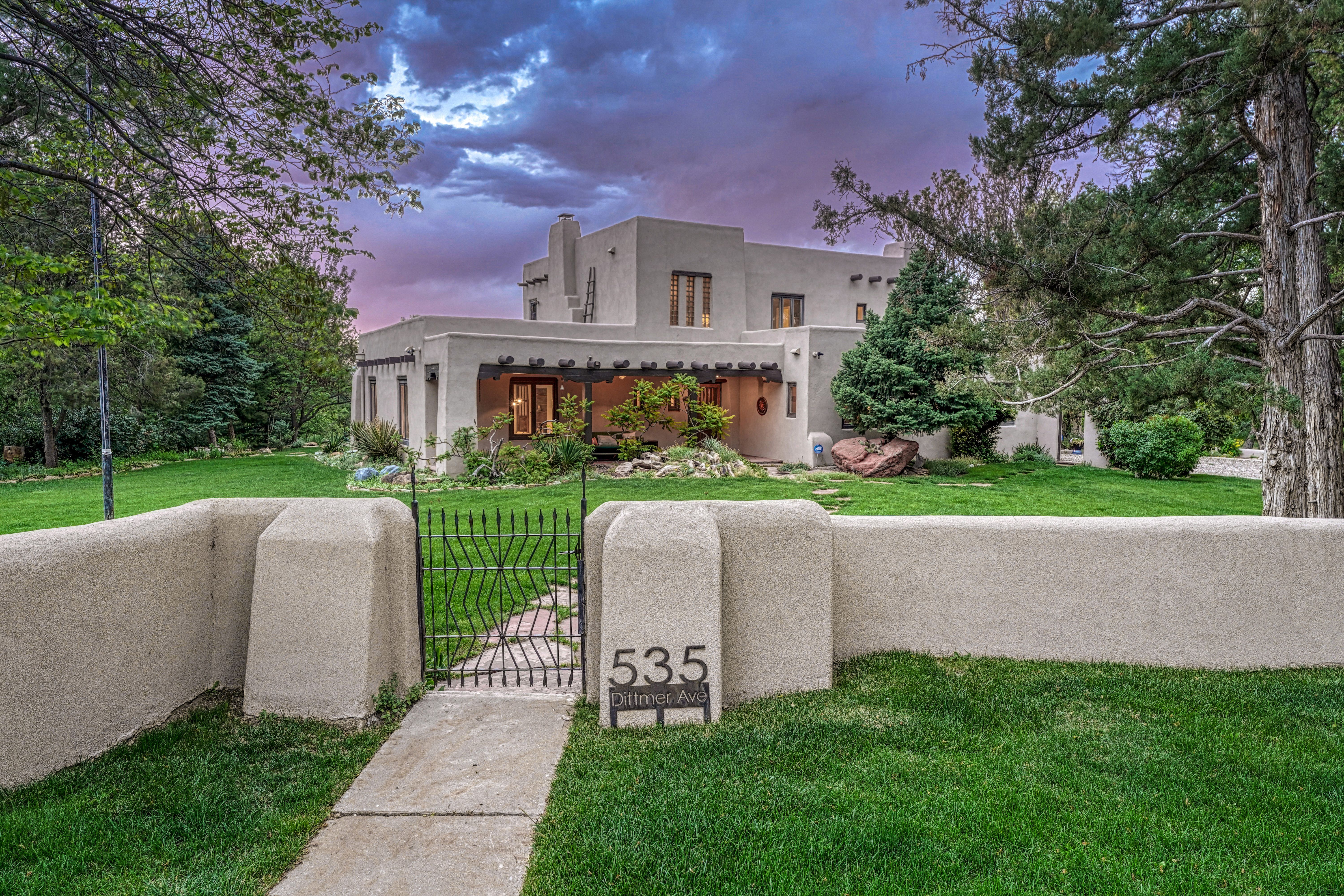  Introducing the Harold Florman House, a Rare and Authentic 1939 Pueblo Revival - 物件實景