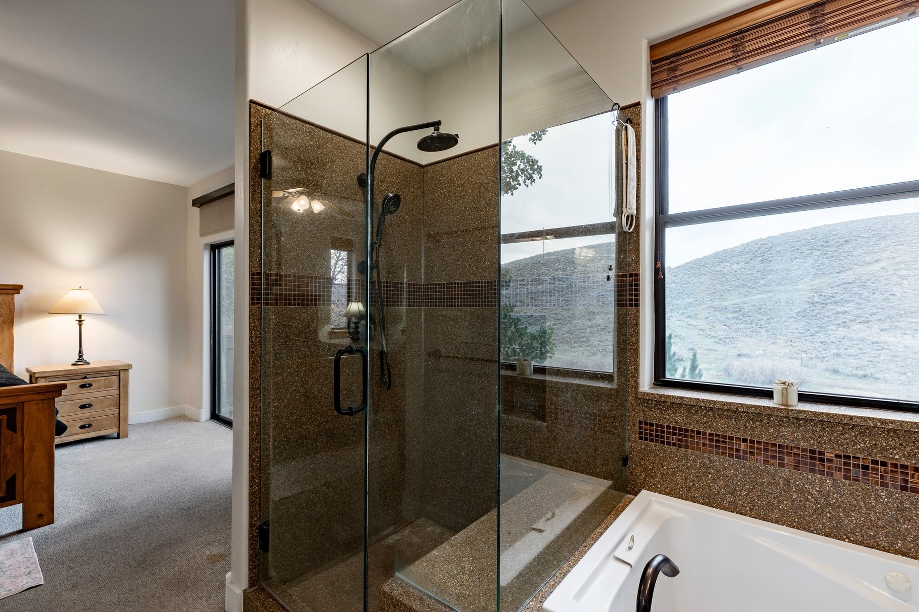  Rare Creekside Retreat  Privacy, Mountain Living & Unbeatable Convenience - 物件實景
