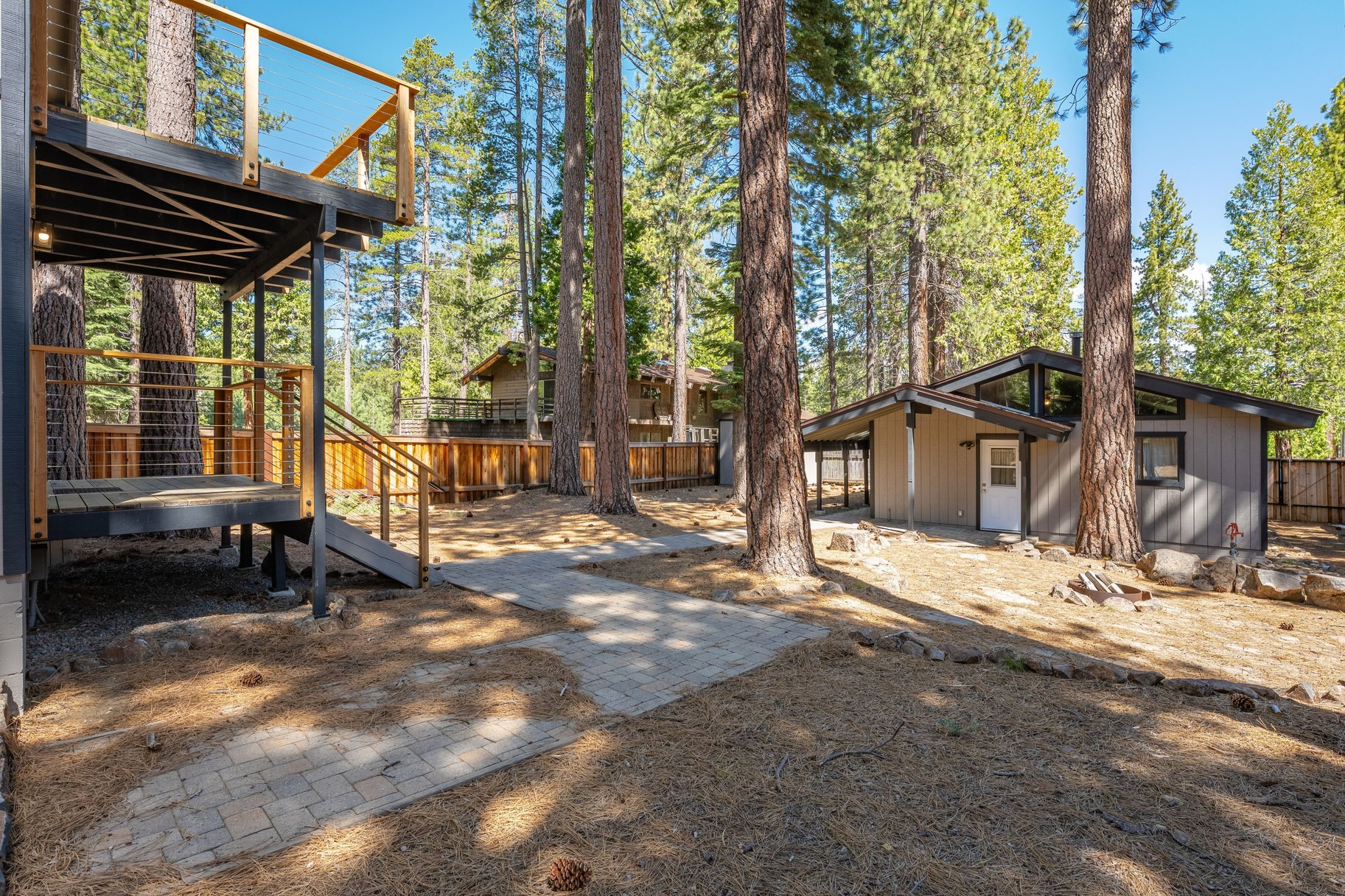  Loved and Cared For West Shore Home with Large Detached Garage and ADU Potential - 物件實景