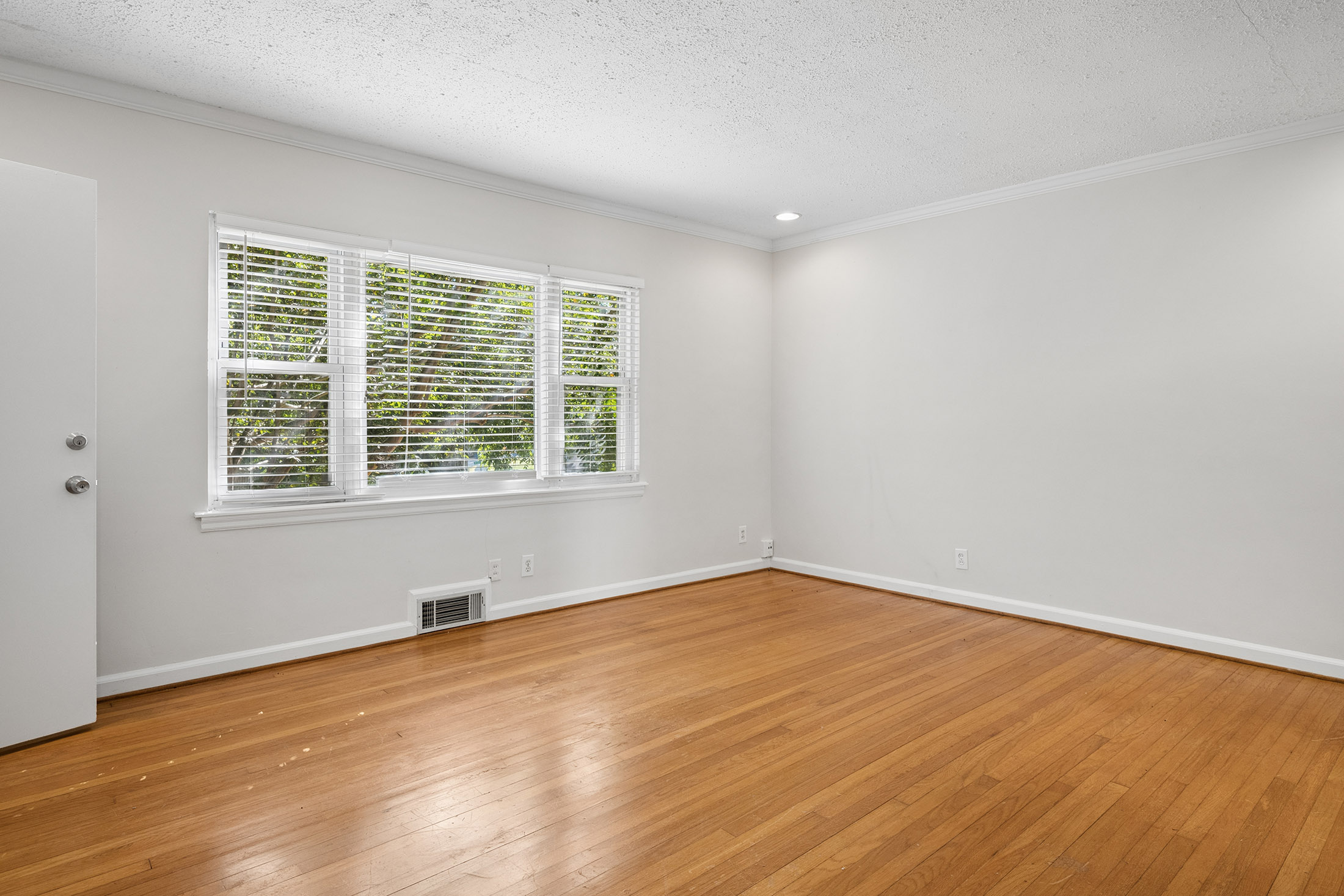  Beautifully Updated Brick Duplex Offers Rare Opportunity in the Heart of Decatur - 物件實景