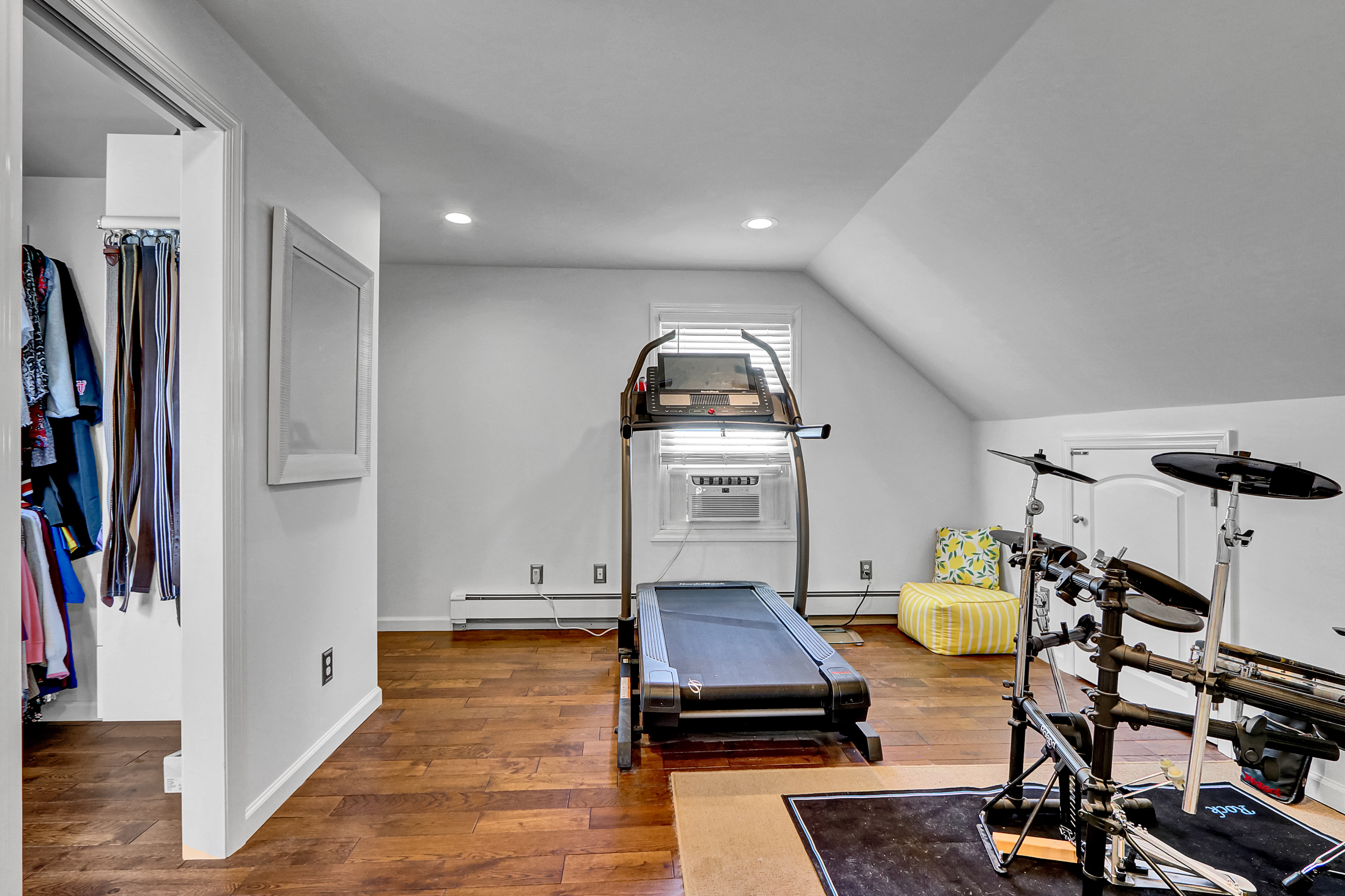 Babylon, New York, 11702, United States, 4 Bedrooms Bedrooms, ,2 BathroomsBathrooms,Residential,For Sale,1921304