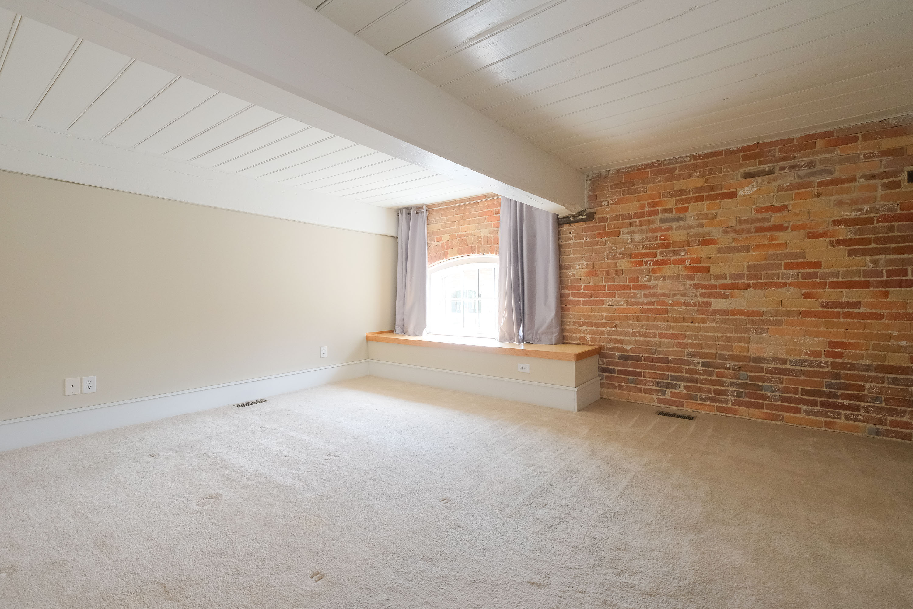  MILL CONDO WITH PRIVATE EXTERIOR ENTRANCE - 物件實景