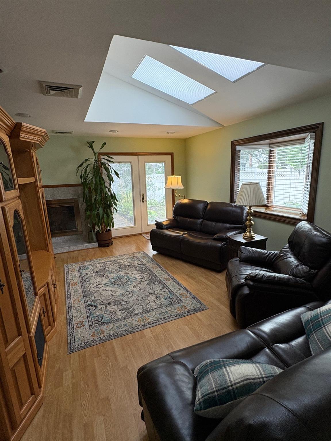 Hauppauge, New York, 11788, United States, 4 Bedrooms Bedrooms, ,3 BathroomsBathrooms,Residential,For Sale,1924109