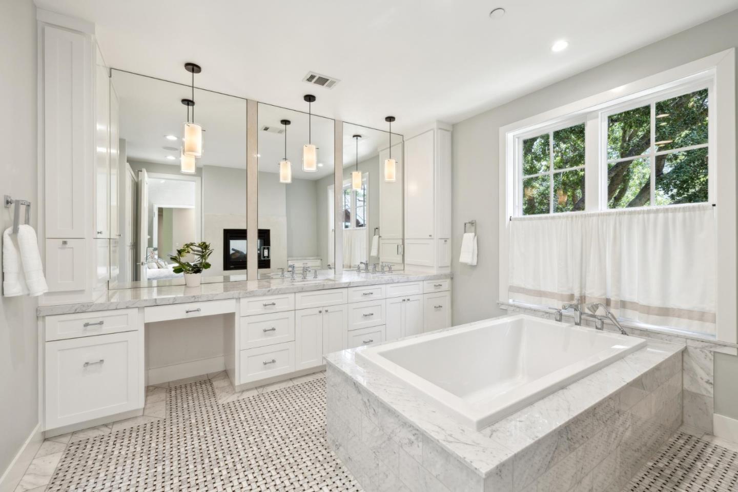 Menlo Park, California, 94025, United States, 6 Bedrooms Bedrooms, ,6 BathroomsBathrooms,Residential,For Sale,1939907