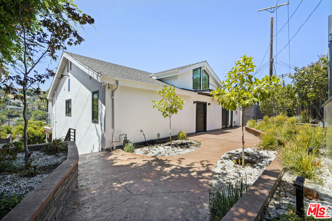 Los Angeles, California, 90068, United States, 3 Bedrooms Bedrooms, ,2 BathroomsBathrooms,Residential,For Sale,1911201