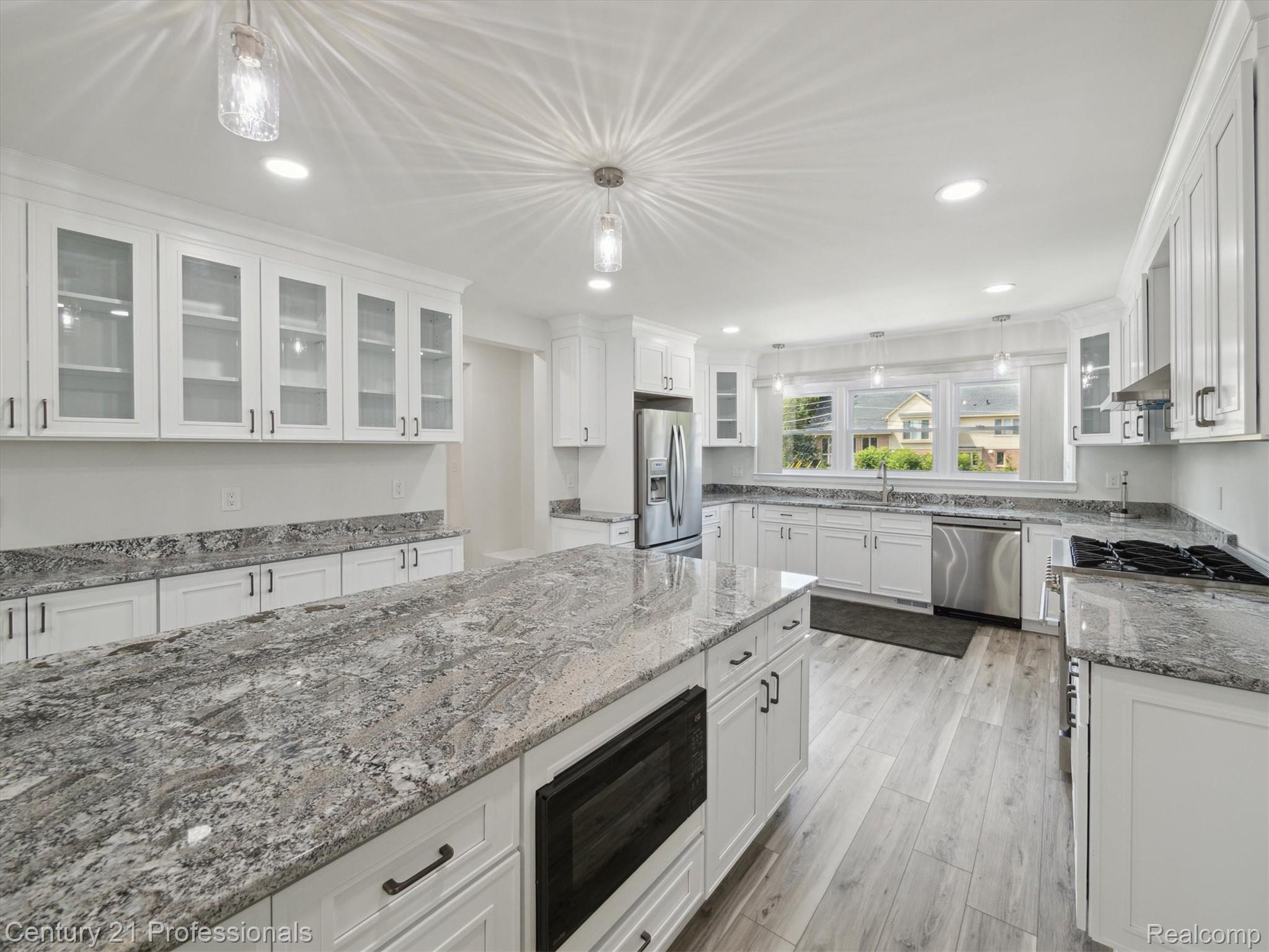 FarmingtonHills, Michigan, 48167, United States, 4 Bedrooms Bedrooms, ,4 BathroomsBathrooms,Residential,For Sale,1895323