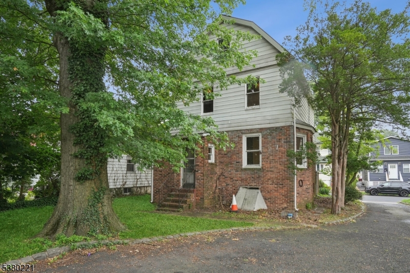 Maplewood Twp., New Jersey, 07040, United States, 5 Bedrooms Bedrooms, ,3 BathroomsBathrooms,Residential,For Sale,1933003