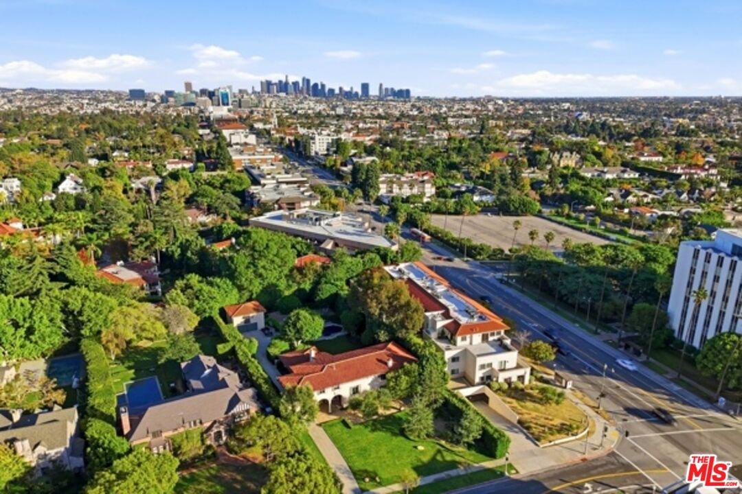 Los Angeles, California, 90010, United States, 3 Bedrooms Bedrooms, ,3 BathroomsBathrooms,Residential,For Sale,1997463