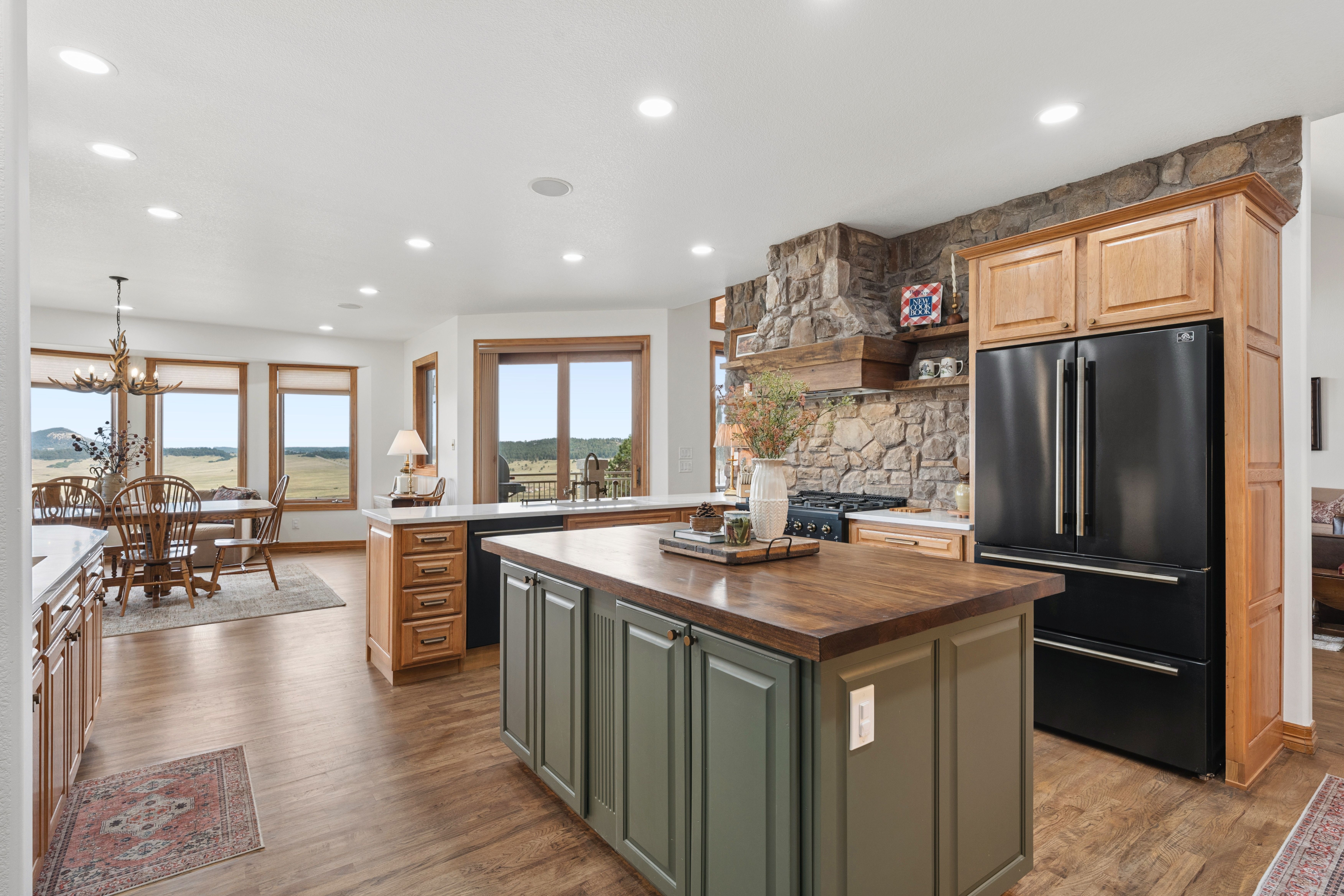  Remodeled 6,100 sq ft rancher on a magical setting spanning 72 acres - 物件實景