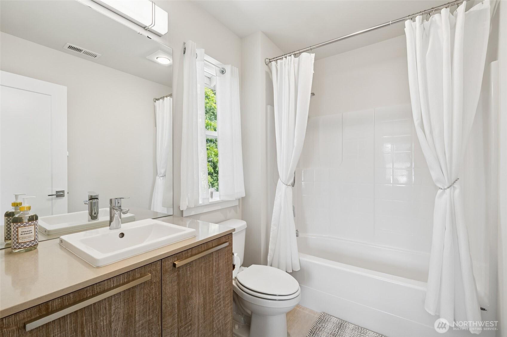 AUBURN, Washington, 98001, United States, 4 Bedrooms Bedrooms, ,4 BathroomsBathrooms,Residential,For Sale,1896068